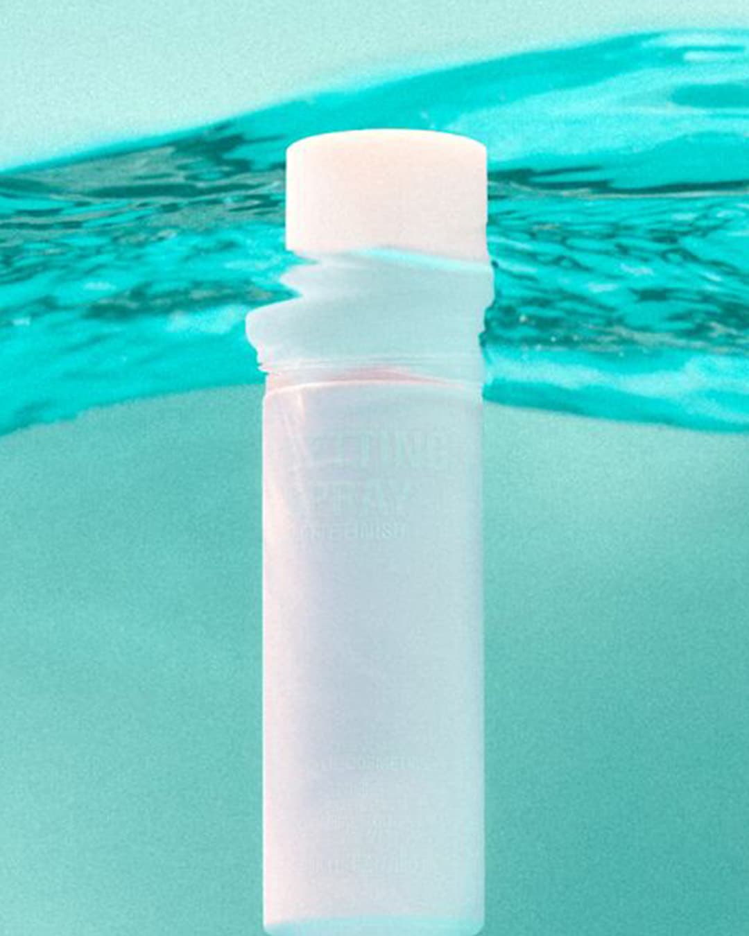 Skaidrus fiksavimo purškiklis su baltu dangteliu, skirtas makiažui užbaigti, ant turkio spalvos fono.