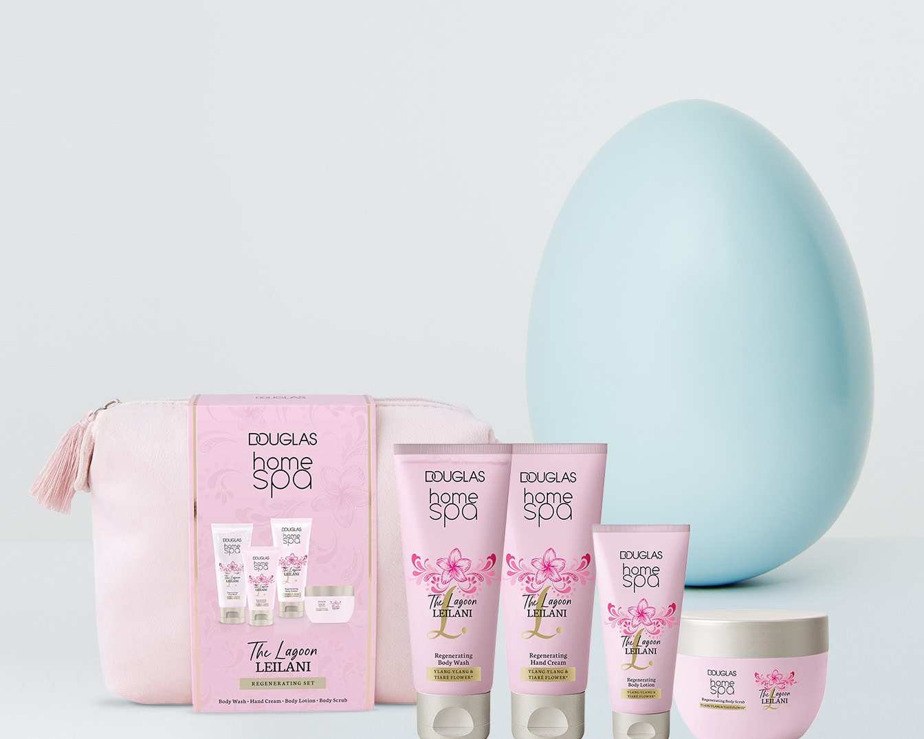 Set rigenerante Douglas Home Spa The Lagoon Leilani con borsa rosa, bagnoschiuma, crema mani, lozione corpo e scrub, arricchito con Ylang-Ylang e fiori di Tiaré.