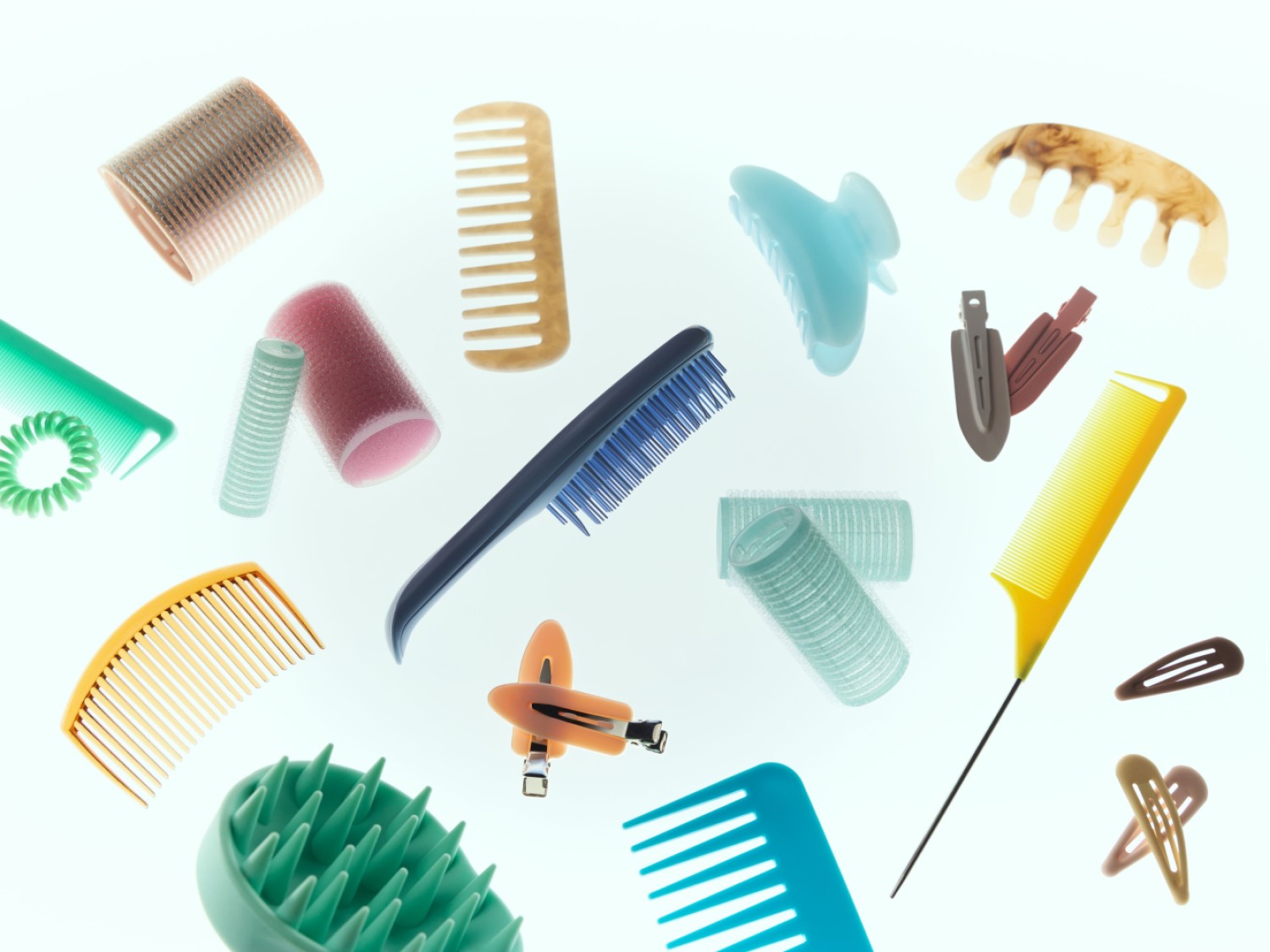 Een verscheidenheid aan haaraccessoires, waaronder kammen in geel, blauw en beige, roze en blauwe rollers, groene haarborstel en bruine haarspelden, zweven tegen een heldere achtergrond.