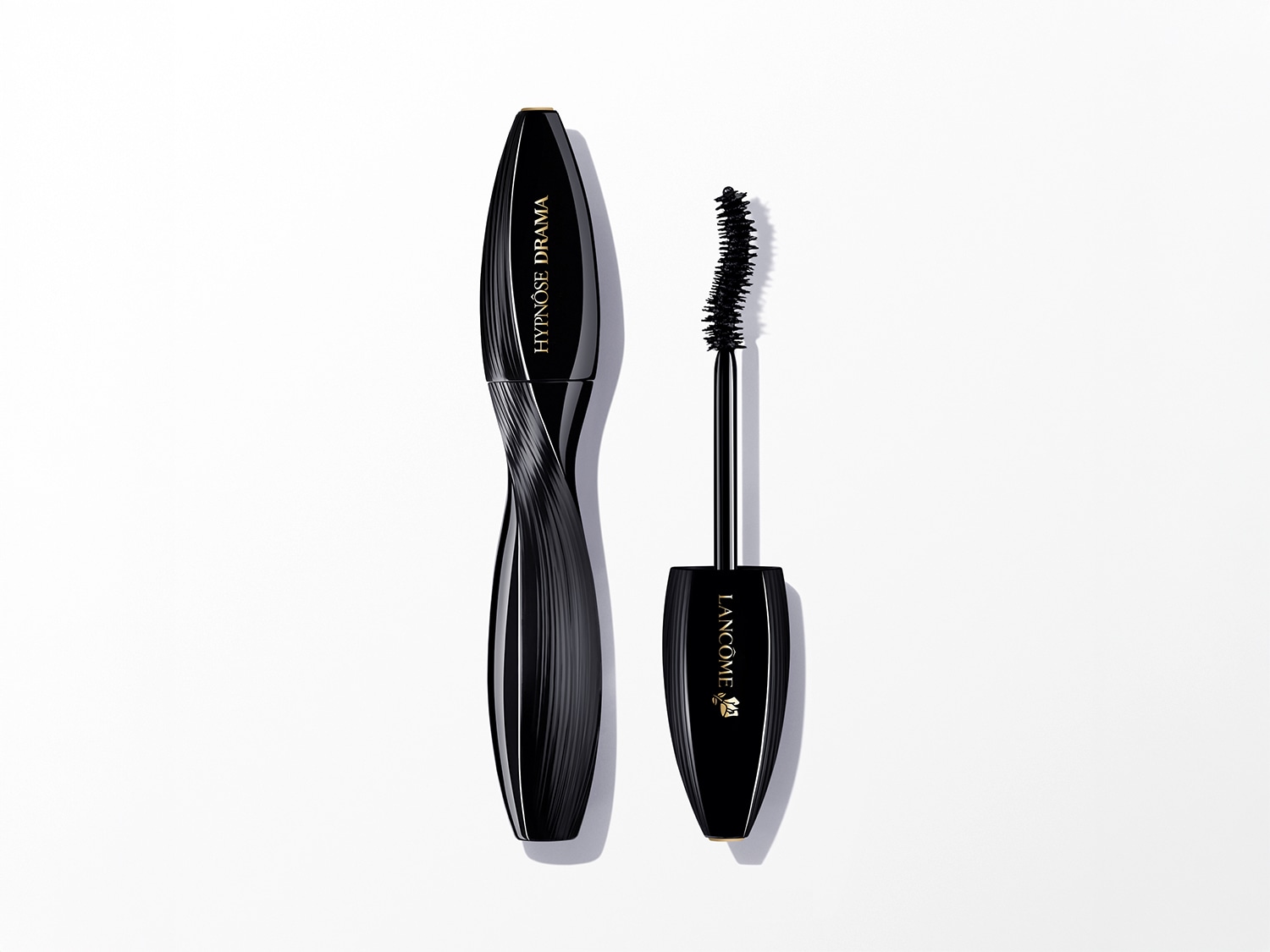 Die Lancôme Hypnôse Drama Mascara in tiefem Schwarz mit geschwungenem Flakon und Bürste für dramatisches Volumen.