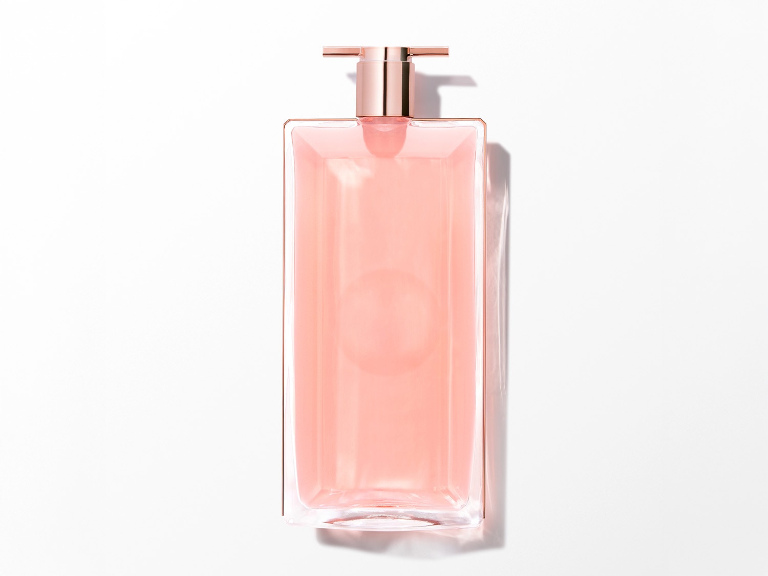 Ein rechteckiger, transparenter Glasflakon mit einem rosafarbenen Duftstoff und einem goldenen Sprühkopf.