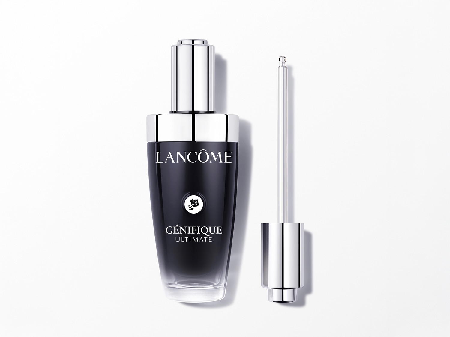 Das Lancôme Génifique Ultimate Serum in einer eleganten, schwarz getönten Glasflasche mit silbernem Applikator für eine präzise Dosierung.