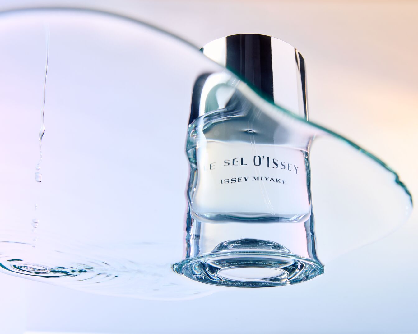 Présentation du parfum Le Sel D'Issey d'Issey Miyake dans un flacon transparent et argenté, évoquant la fraîcheur de l'eau.