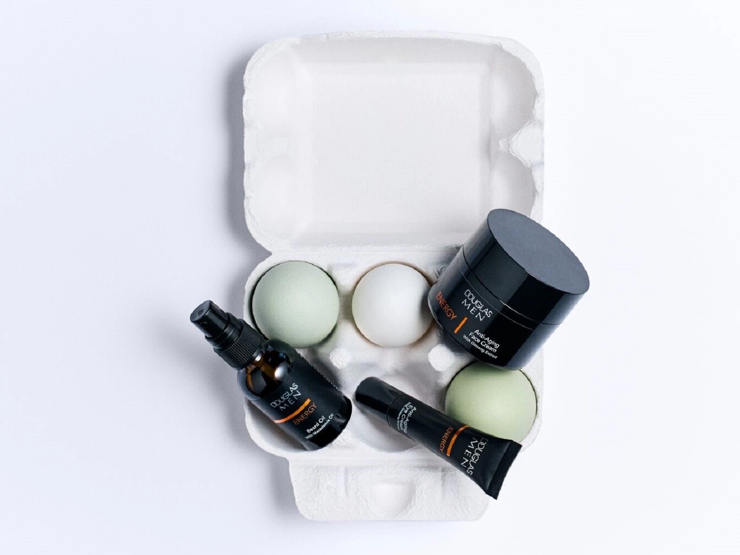 Douglas Men Energy: Anti-Aging-Gesichtscreme mit Ginseng-Extrakt, Bartöl mit Macadamiaöl in einer Eierverpackung.