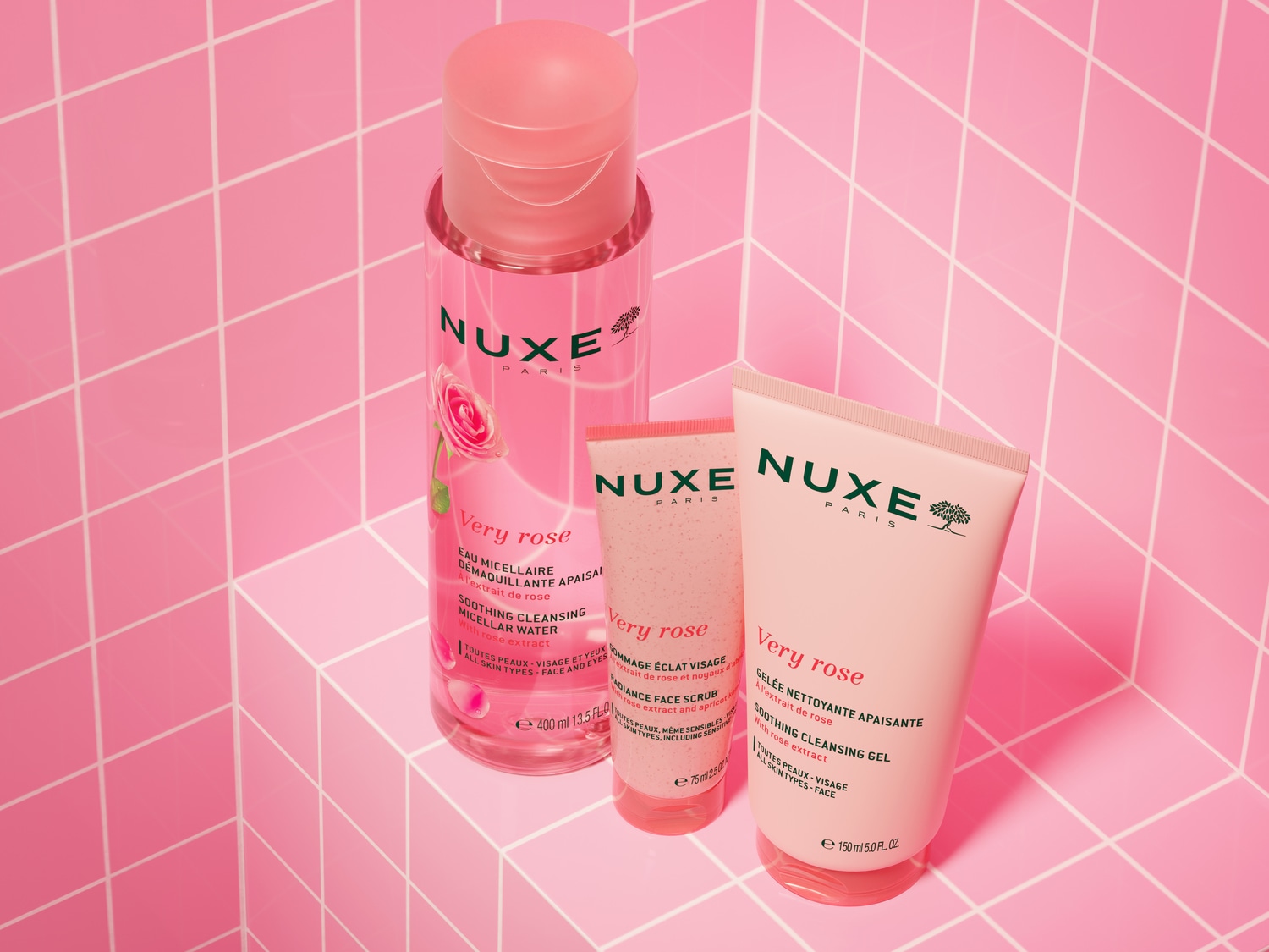 Roze gekleurde Nuxe Very Rose huidverzorgingslijn, inclusief micellair water, gezichtsscrub en reinigingsgel, allemaal verrijkt met rozenextract.
