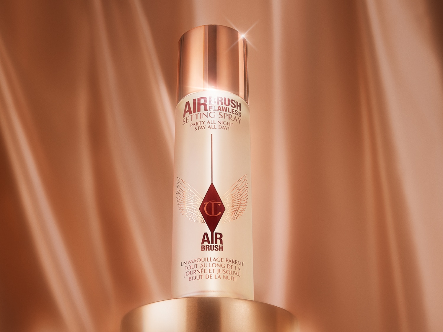Ein mattes Finish mit dem Airbrush Flawless Setting Spray von Charlotte Tilbury, das den ganzen Tag hält.