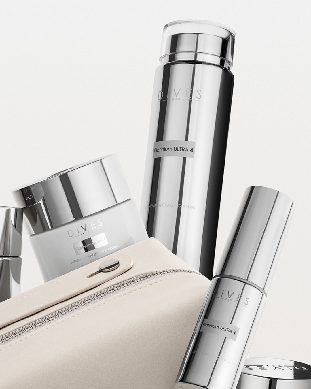 Zestaw kosmetyków DIVES Med Platinium ULTRA 4 w srebrnych opakowaniach, w tym krem, tonik i serum, umieszczone obok beżowej kosmetyczki.