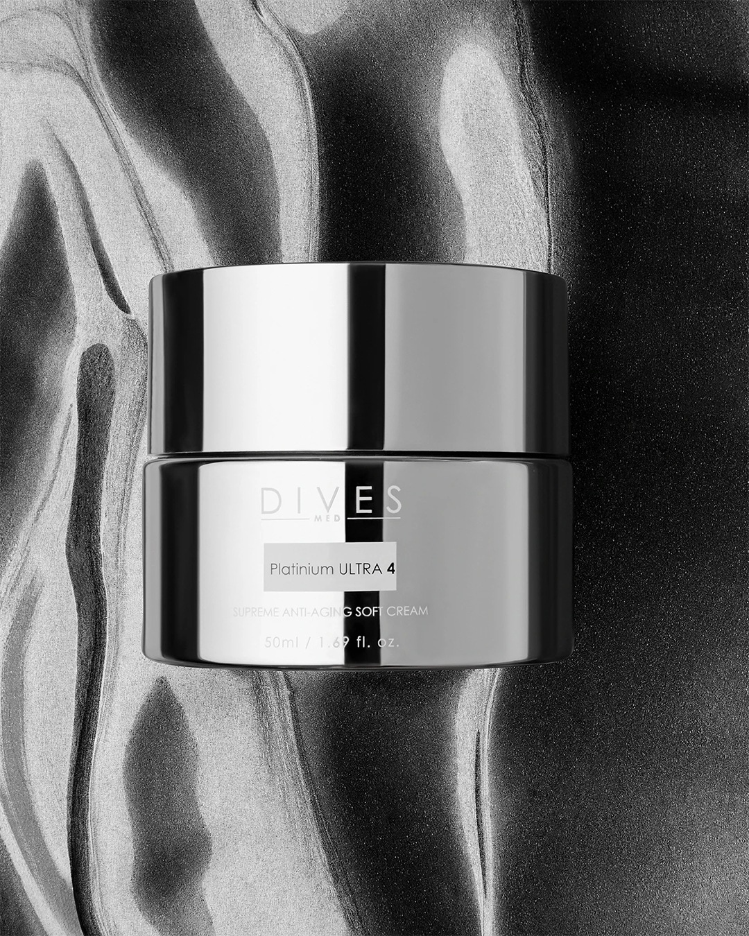 Srebrny słoiczek kremu Dives Med Platinium Ultra 4, który jest przeciwstarzeniowym kremem o pojemności 50 ml.