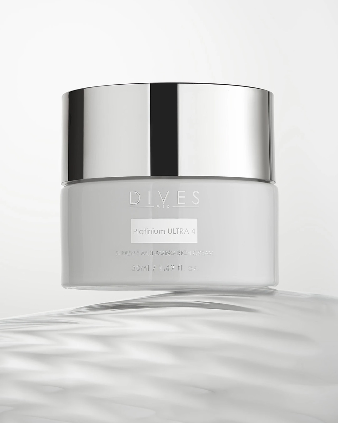 Krem Dives Med Platinium ULTRA 4 w białym opakowaniu z srebrną nakrętką, zapewniający intensywne działanie przeciwstarzeniowe i bogate nawilżenie, o pojemności 50 ml.
