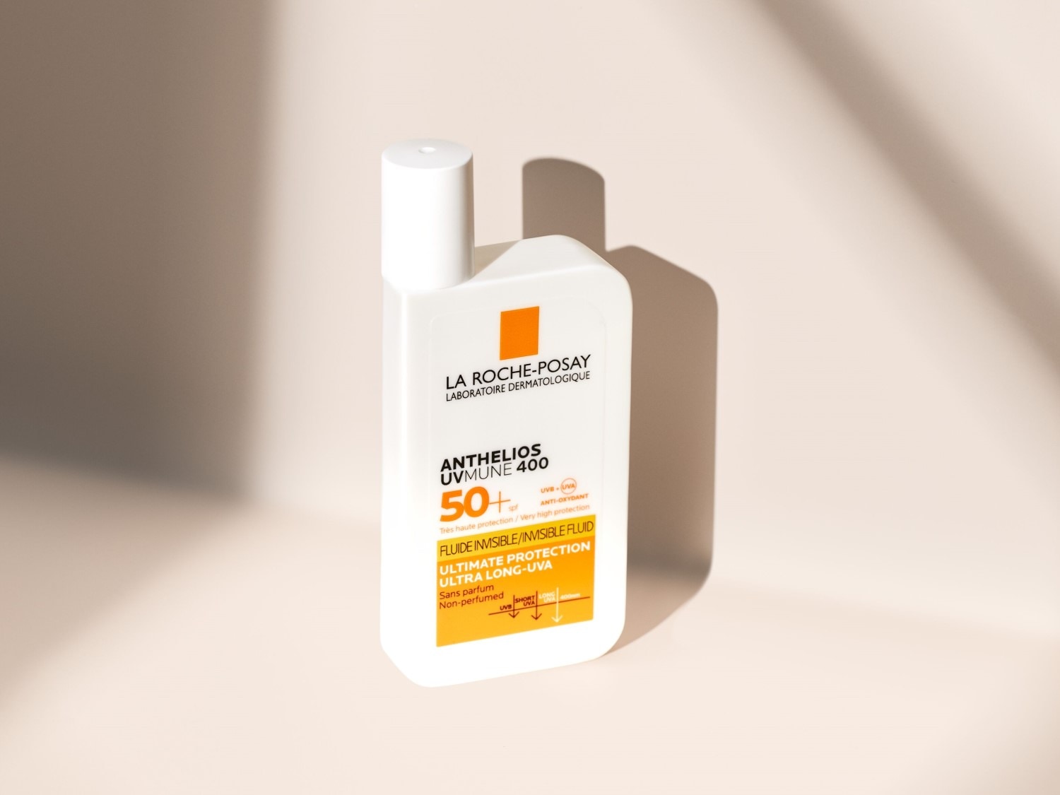 Loțiunea de protecție solară La Roche-Posay Anthelios UVMUNE 400, cu factor de protecție 50+, oferă protecție ultra împotriva razelor UVA și este un fluid invizibil, fără parfum.