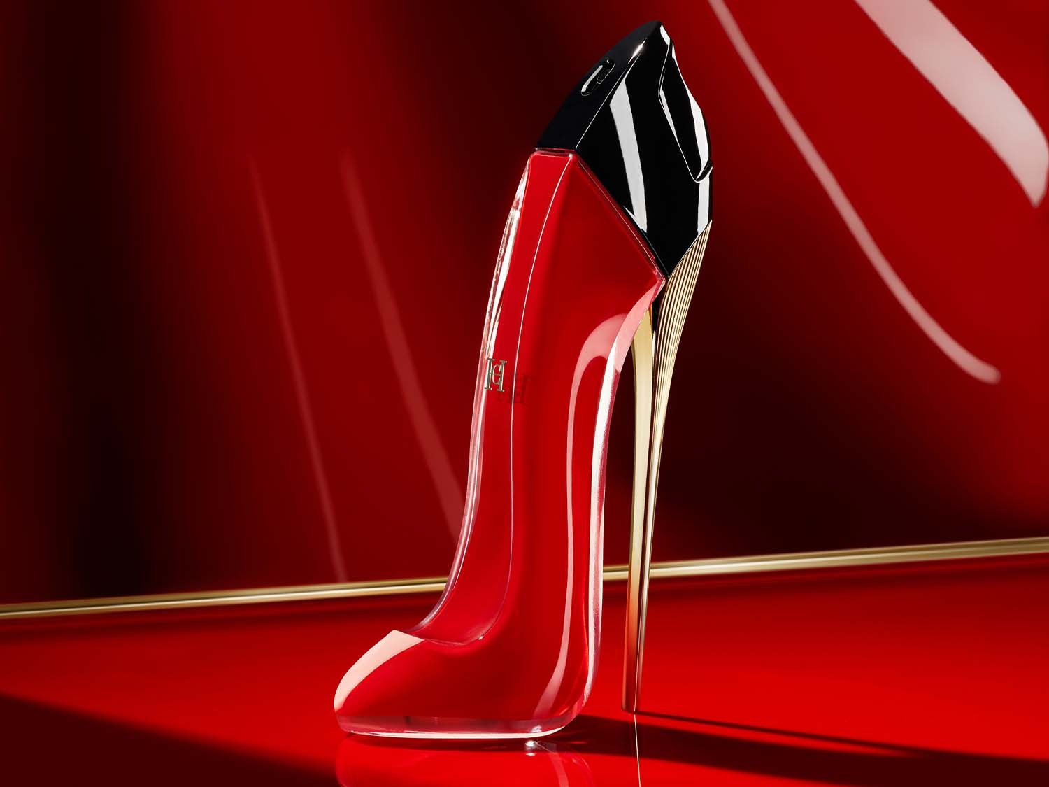 Découvrez le parfum Good Girl de Carolina Herrera, présenté dans un flacon rouge en forme d'escarpin à talon aiguille doré, symbole d'élégance et de féminité.