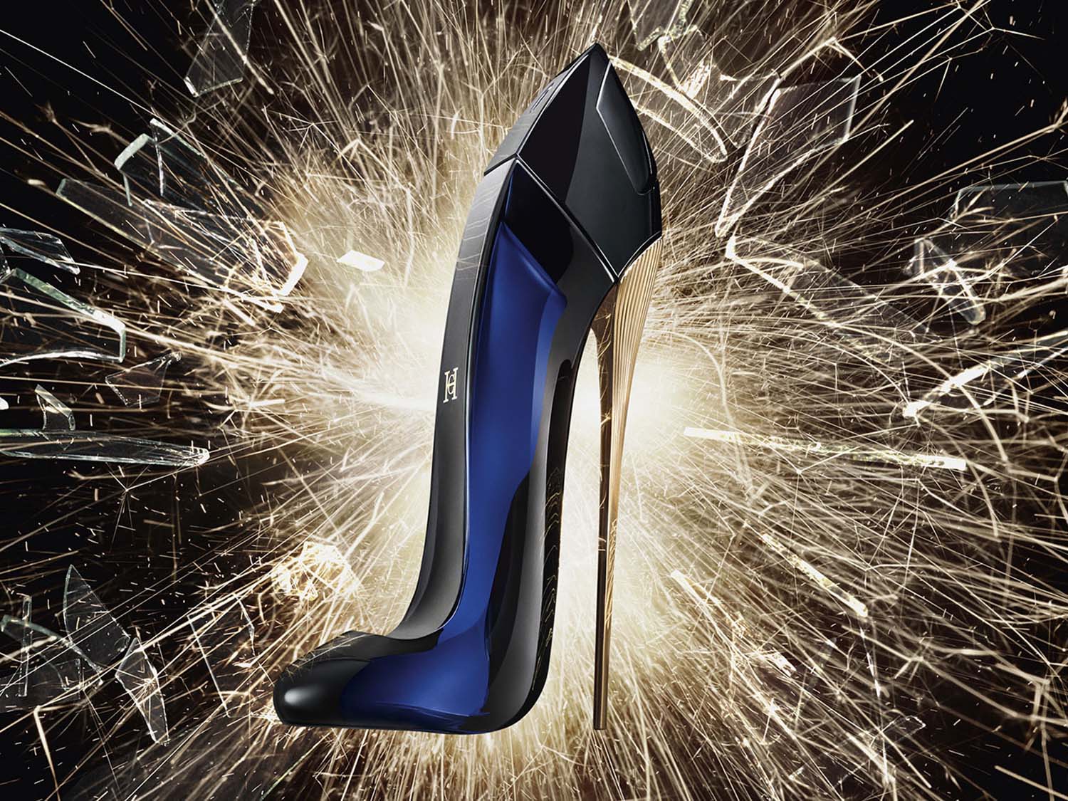 Découvrez le parfum Good Girl de Carolina Herrera, présenté dans un flacon en forme d'escarpin noir et bleu marine avec un talon aiguille doré, évoquant élégance et audace.
