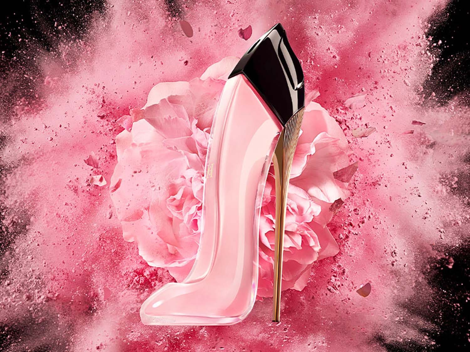 Découvrez le parfum Good Girl dans son flacon emblématique en forme d'escarpin rose poudré, avec un talon aiguille doré, évoquant élégance et féminité.