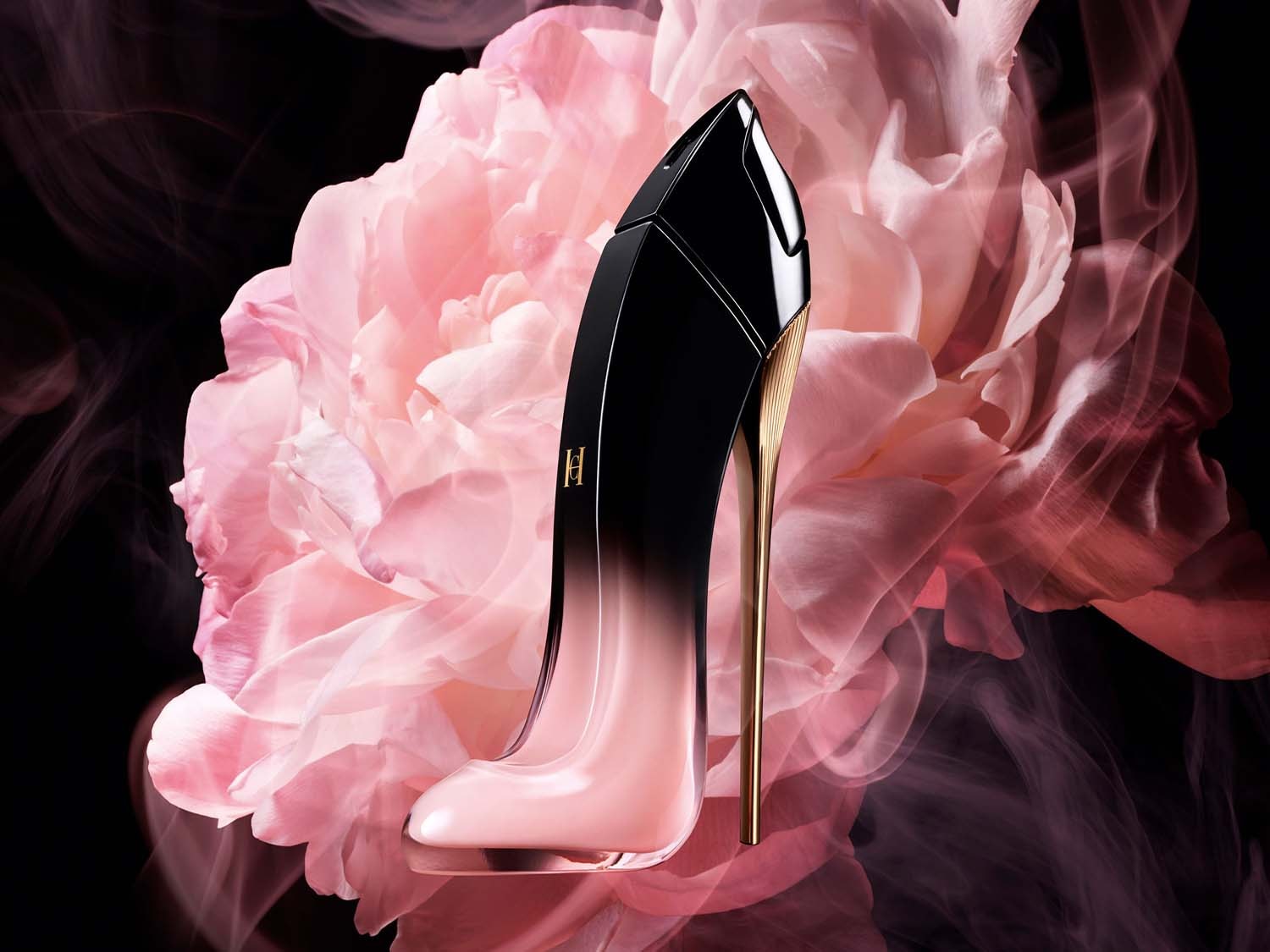 Découvrez le parfum Good Girl de Carolina Herrera, un flacon en forme d'escarpin à talon aiguille doré, symbole d'élégance et de féminité.