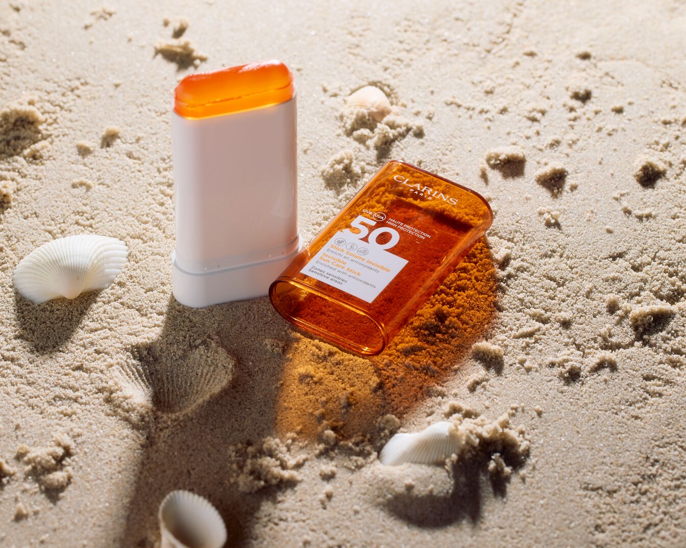 El stick solar invisible Clarins SPF 50, enriquecido con antioxidantes, ofrece una alta protección para las zonas sensibles de la piel.