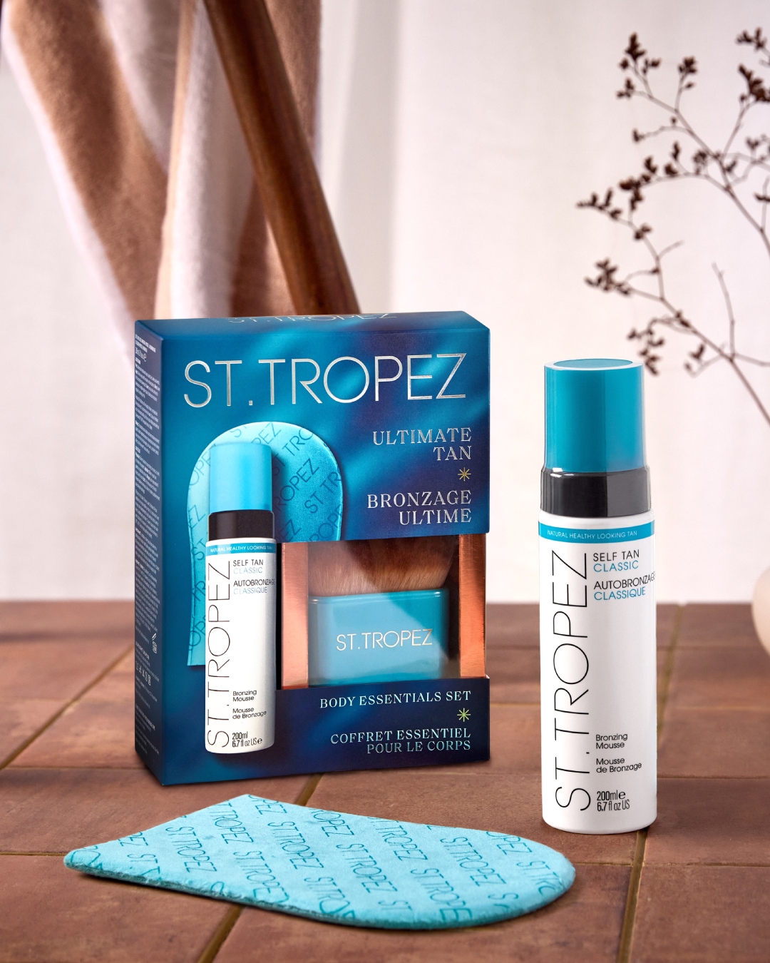 Zestaw St. Tropez Ultimate Tan Body Essentials zawiera samoopalacz w piance, rękawicę do aplikacji i pędzel do ciała, zapewniające naturalną i zdrową opaleniznę.
