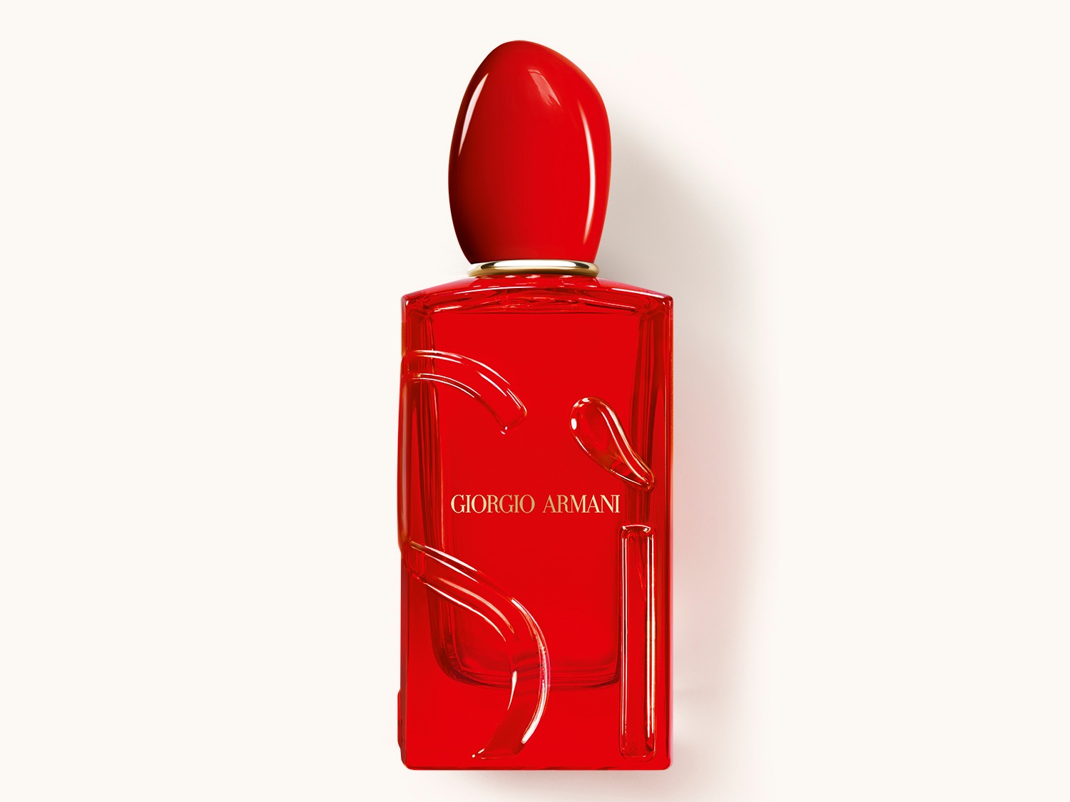 Roter Giorgio Armani Flakon mit glänzenden, geschwungenen Akzenten und goldenem Schriftzug, der einen luxuriösen und eleganten Duft verspricht.