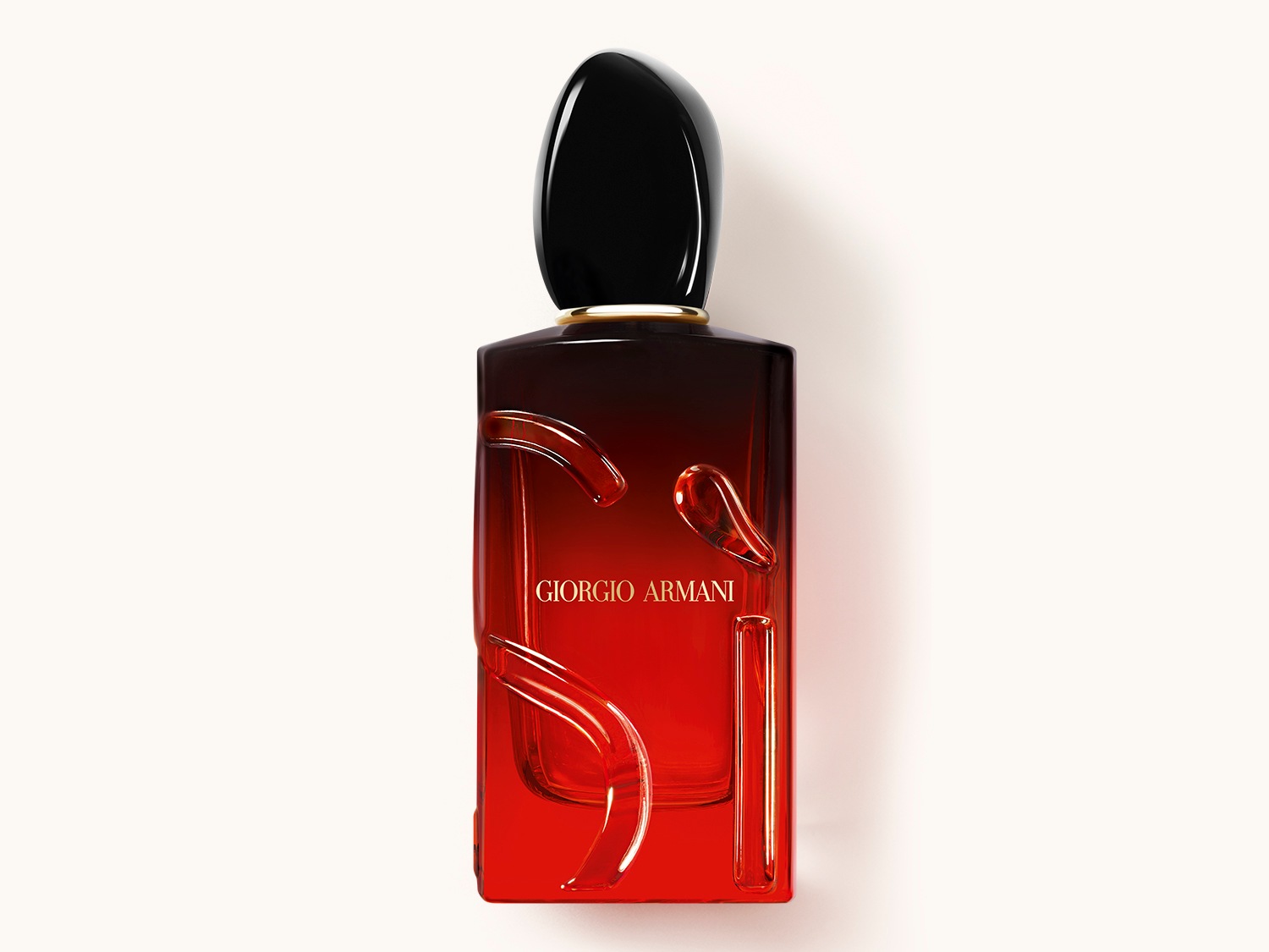 Giorgio Armani präsentiert Si Passione Eau de Parfum in einem roten Farbverlauf Flakon mit skulpturalen Akzenten und einem glänzenden schwarzen Verschluss.