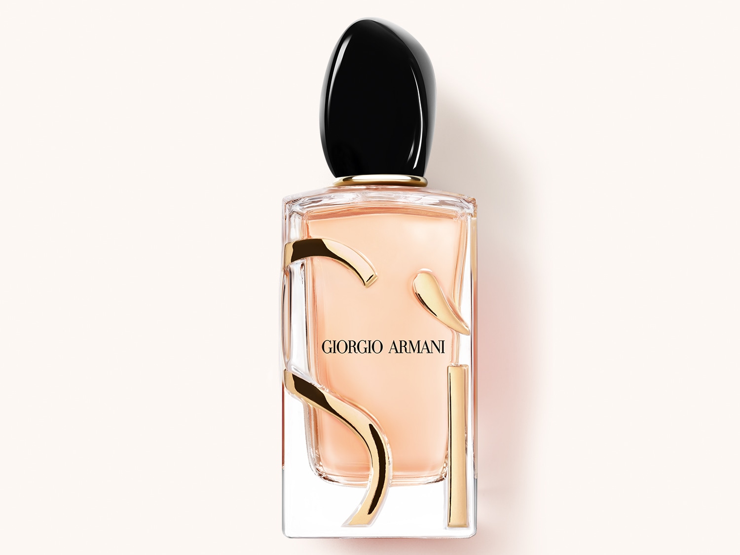 Giorgio Armani My Way Eau de Parfum präsentiert sich in einem eleganten, rechteckigen Glasflakon mit einem glänzenden, schwarzen Verschluss und goldenen Akzenten.