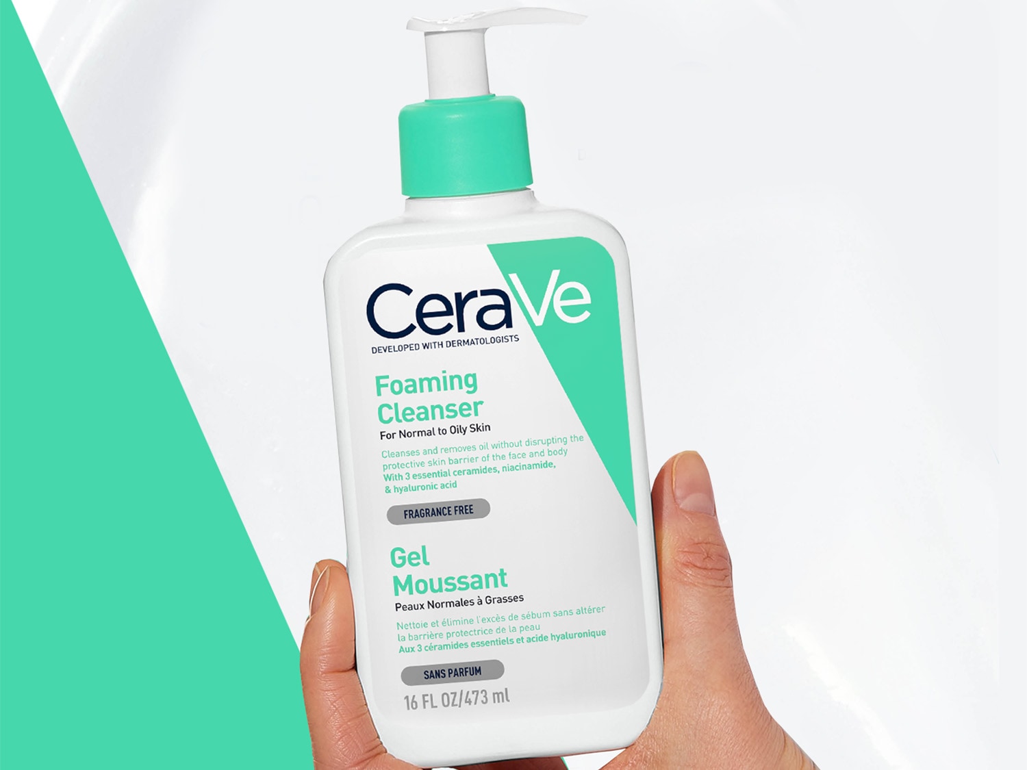 Voici le nettoyant moussant CeraVe pour les peaux normales à grasses, qui nettoie et élimine l'huile sans perturber la barrière protectrice de la peau.