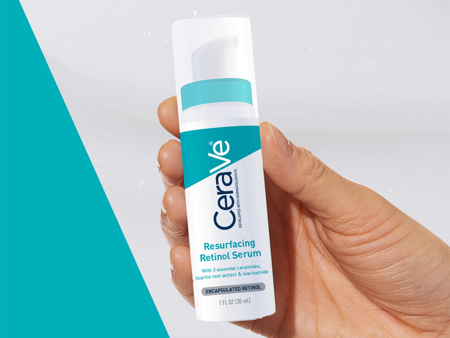 Voici le sérum resurfaçant au rétinol CeraVe, un flacon blanc et turquoise de 30 ml, enrichi de 3 céramides essentiels, d'extrait de racine de réglisse et de niacinamide, tenu dans une main.