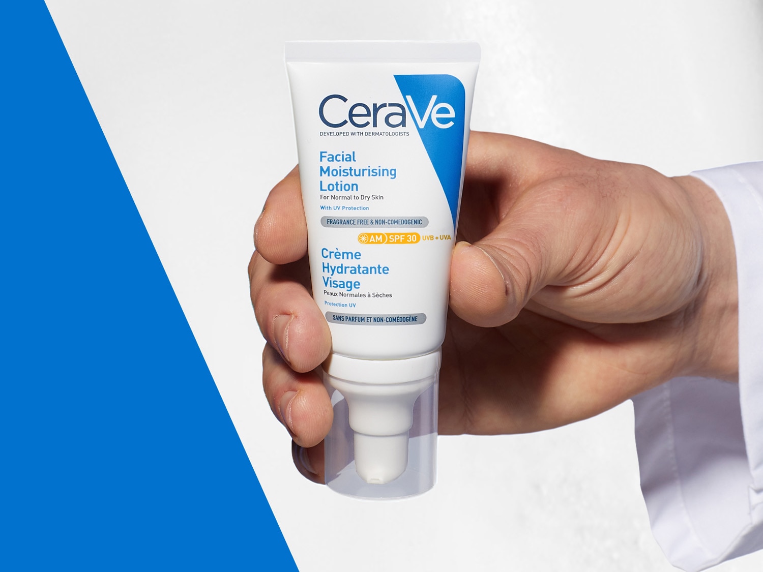 Voici un tube blanc de lotion hydratante pour le visage CeraVe, spécialement conçue pour les peaux normales à sèches, offrant une protection UV avec un FPS de 30.