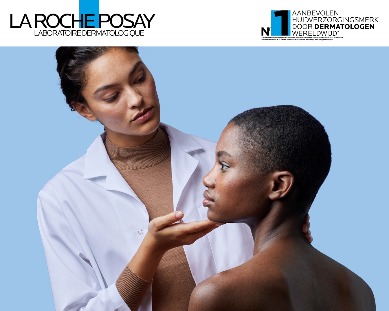 Une dermatologue en blouse blanche examine la peau d'une femme à la peau foncée, mettant en avant l'expertise de La Roche-Posay en soins dermatologiques.