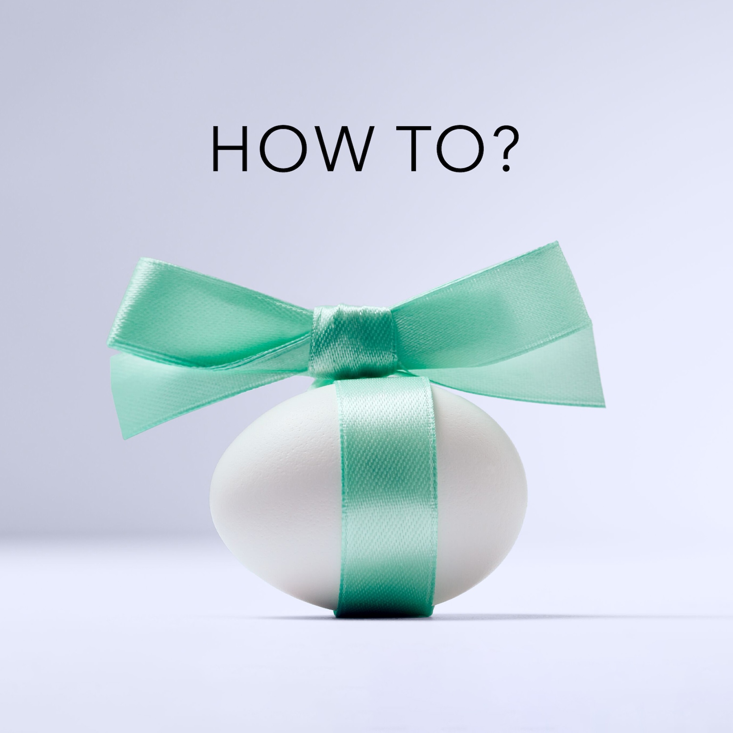 Un œuf blanc orné d'un ruban turquoise, formant un nœud décoratif, sur un fond clair, avec la question « HOW TO ? » en lettres noires.