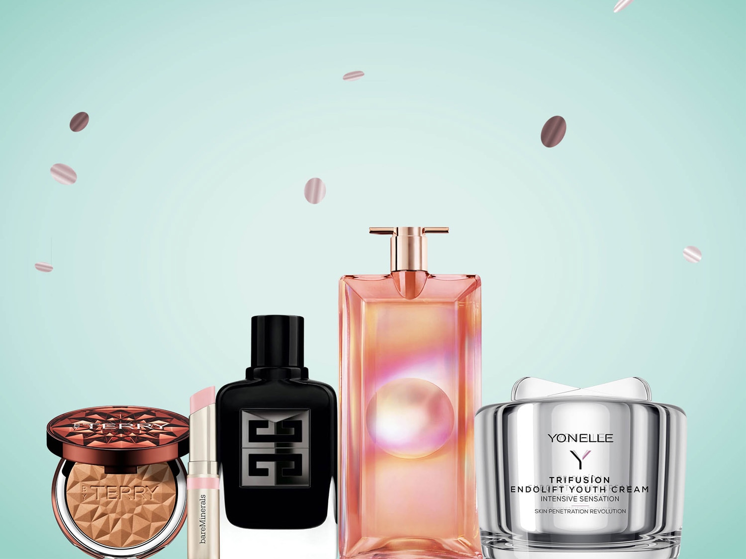Kolekcja kosmetyków do makijażu i pielęgnacji skóry, w tym puder brązujący By Terry, szminka BareMinerals, perfumy Givenchy i Lancôme oraz krem Yonelle, na tle w kolorze morskim z różowymi elementami dekoracyjnymi.
