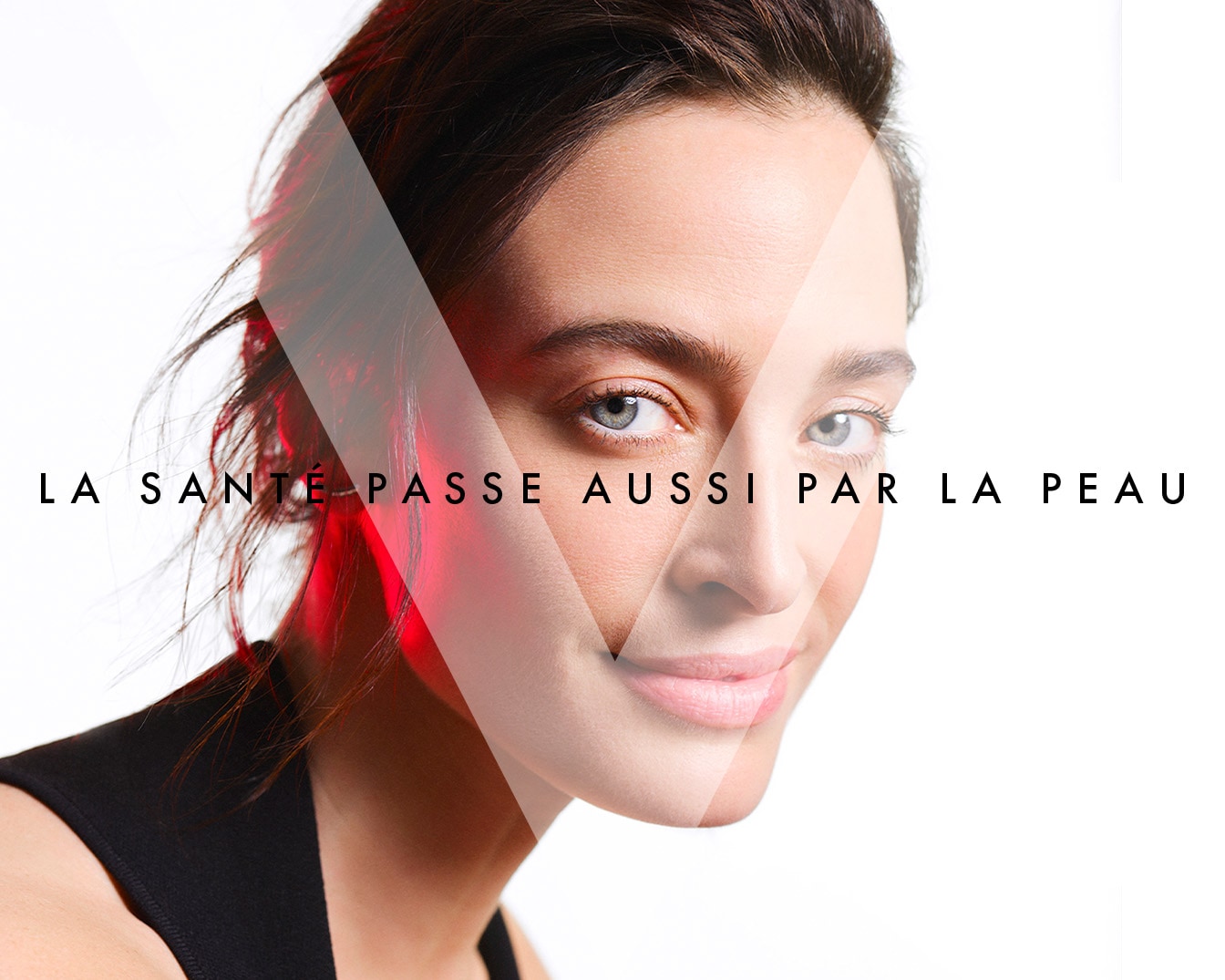 Gros plan sur le visage d'une femme souriante avec le texte "La santé passe aussi par la peau", mettant en évidence l'importance des soins de la peau pour la santé.