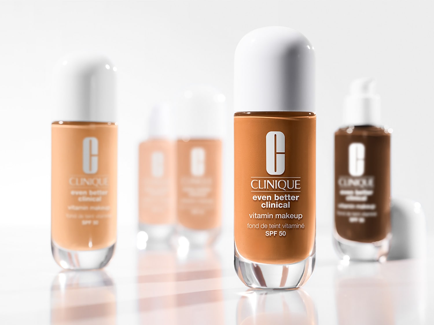 Découvrez le fond de teint vitaminé Even Better Clinical de Clinique, avec un SPF 50, présenté dans un flacon orange et blanc.