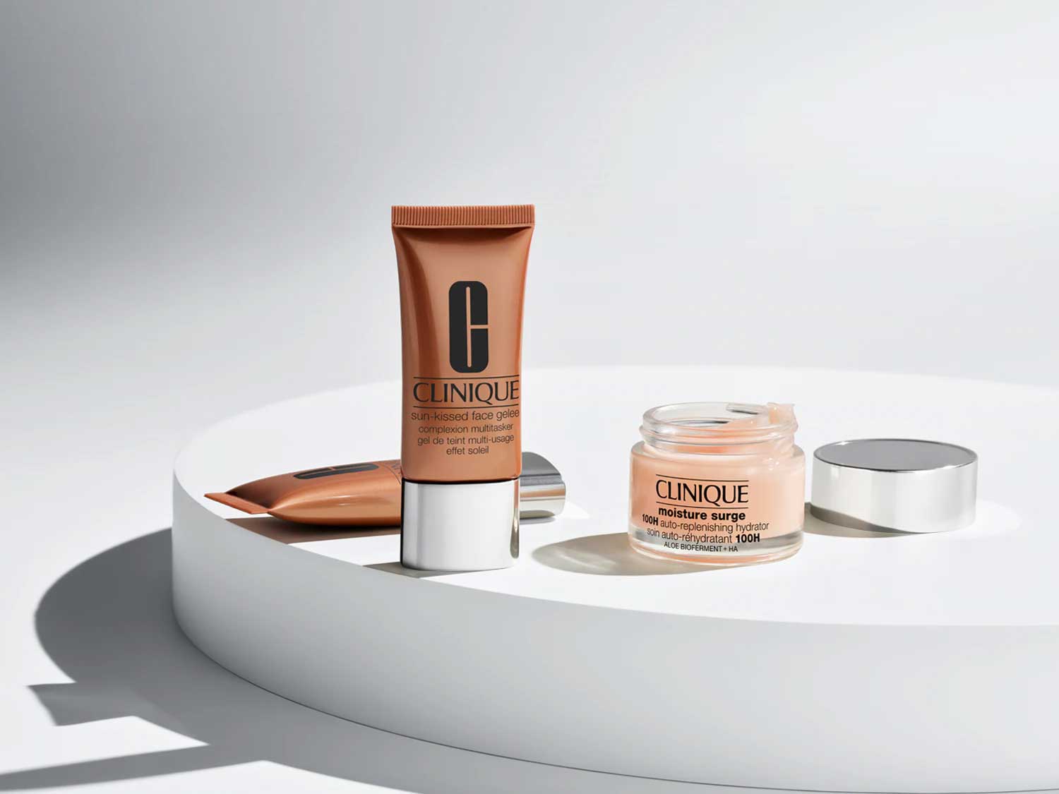 Découvrez le gel teinté multi-usage Clinique Sun-Kissed Face Gelee pour un effet soleil naturel et un teint éclatant.