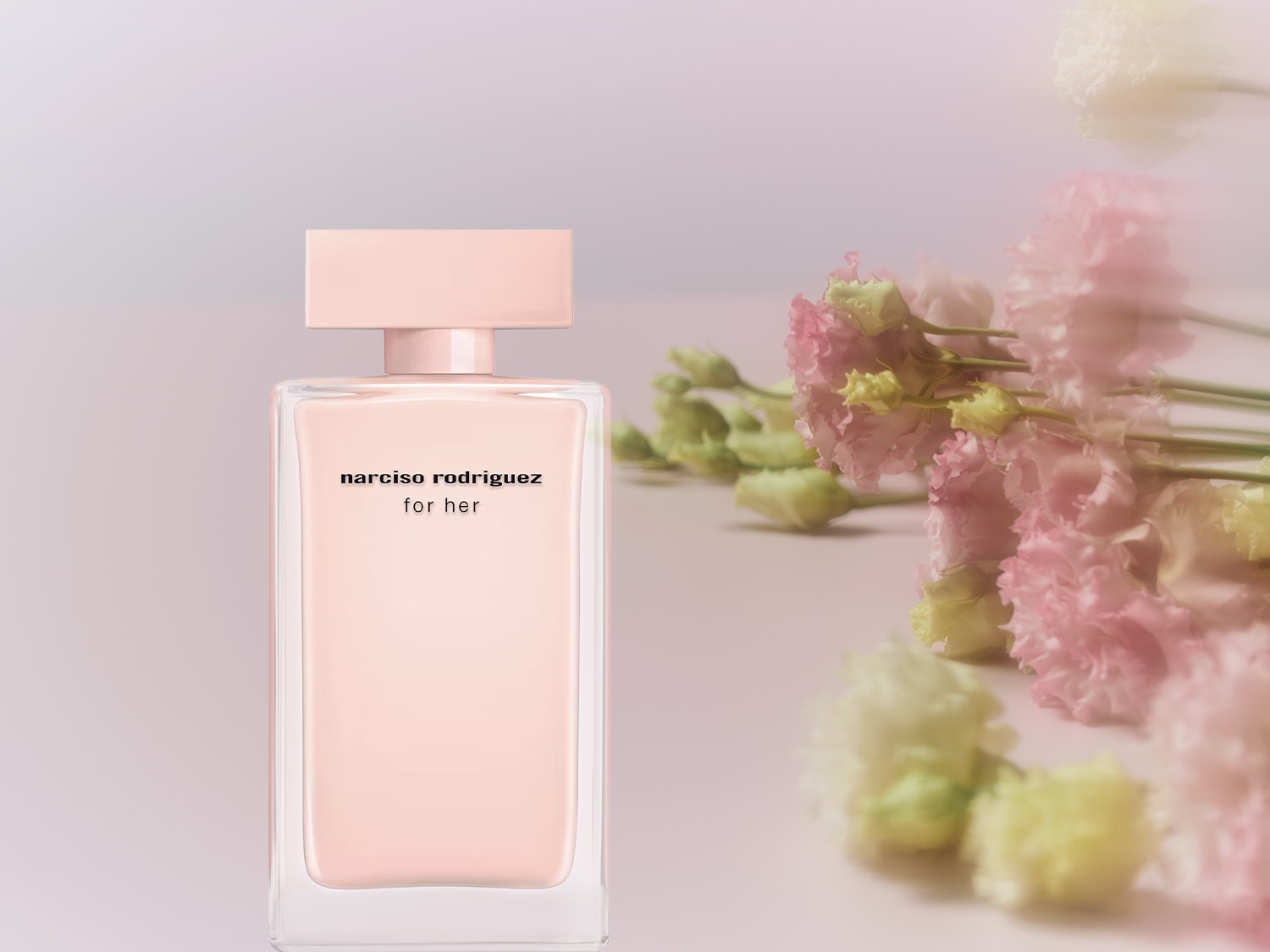 Il profumo Narciso Rodriguez for Her si presenta in un flacone rosa pallido, elegante e minimalista, affiancato da delicati fiori nelle tonalità del rosa e del bianco.