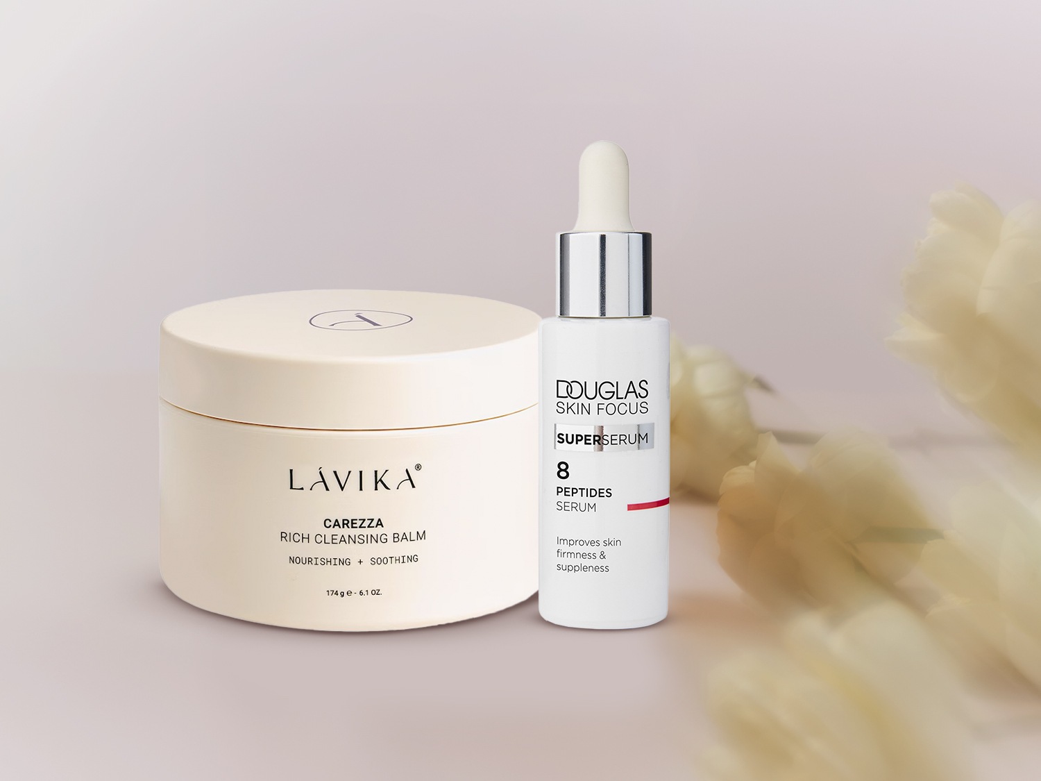 Ecco il balsamo detergente ricco Lavika Carezza in un barattolo color crema e il siero Douglas Skin Focus 8 peptidi in un flacone bianco con contagocce, che promette di migliorare la compattezza e l'elasticità della pelle.