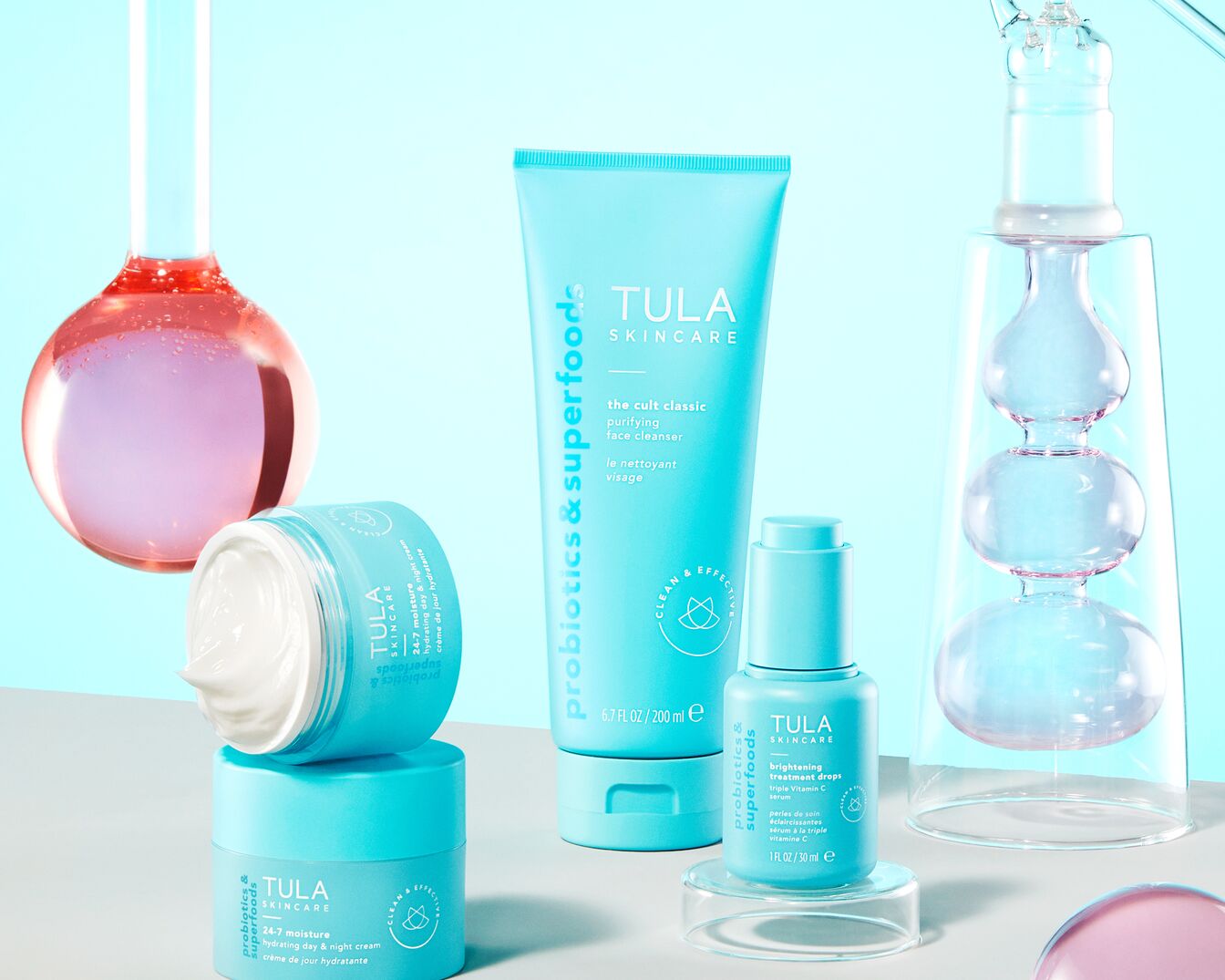 Découvrez la gamme Tula Skincare, comprenant un nettoyant visage purifiant, un sérum triple vitamine C et une crème hydratante jour et nuit, le tout infusé de probiotiques et de superaliments.