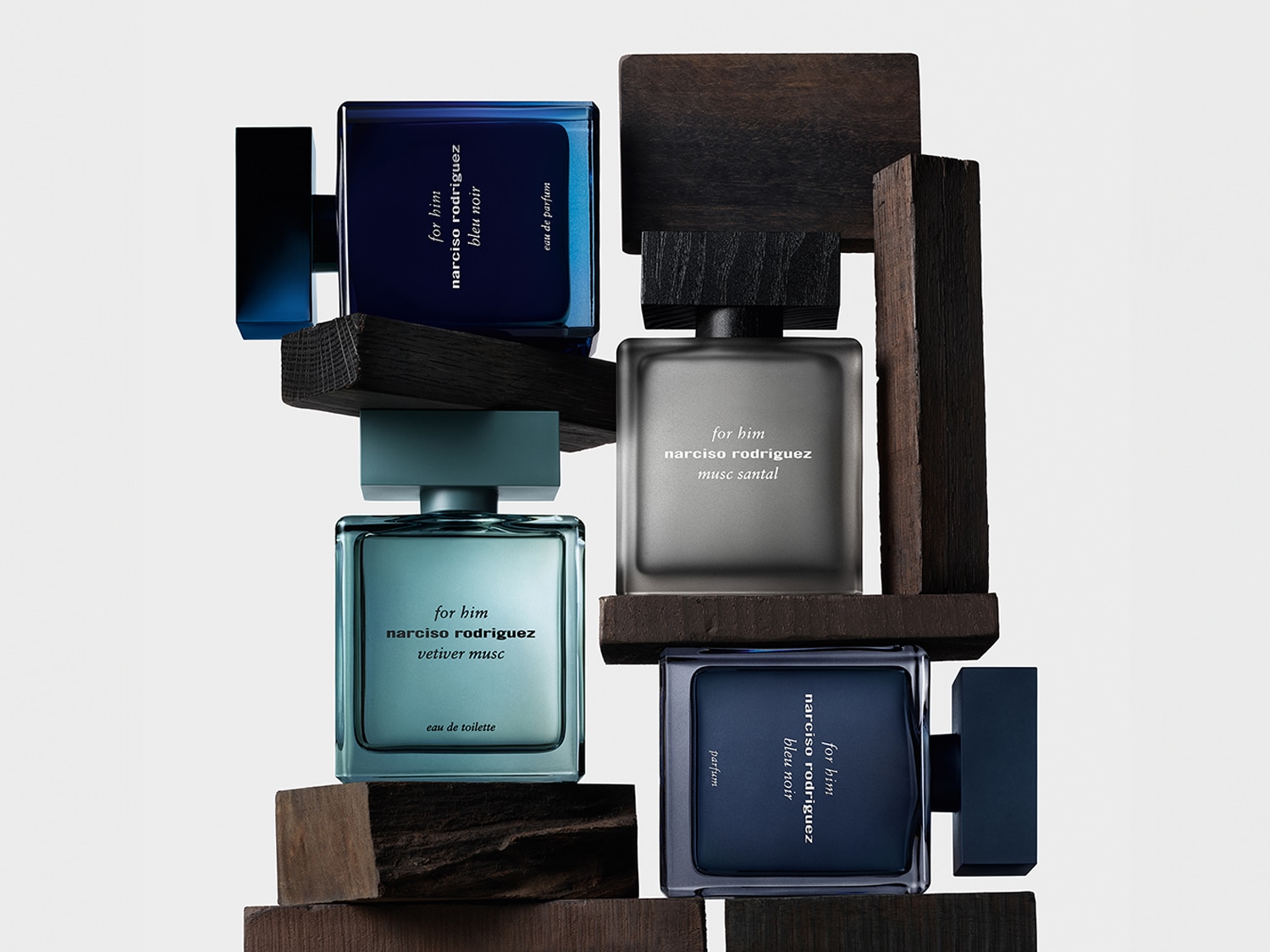 Descubre la colección de fragancias Narciso Rodriguez For Him, con Bleu Noir, Vetiver Musc y Musc Santal, cada una en su frasco distintivo y elegante.