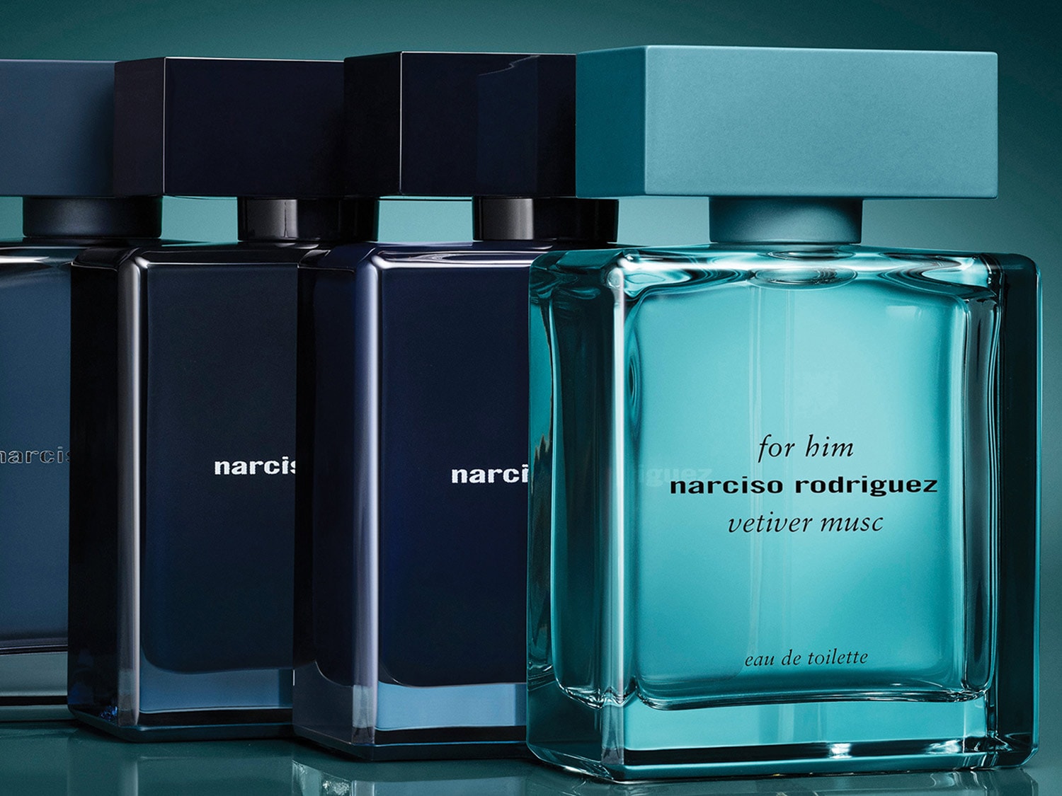 Descubre la elegancia de Narciso Rodriguez For Him Vetiver Musc Eau de Toilette, presentado en un frasco de vidrio azul claro que evoca frescura y sofisticación.
