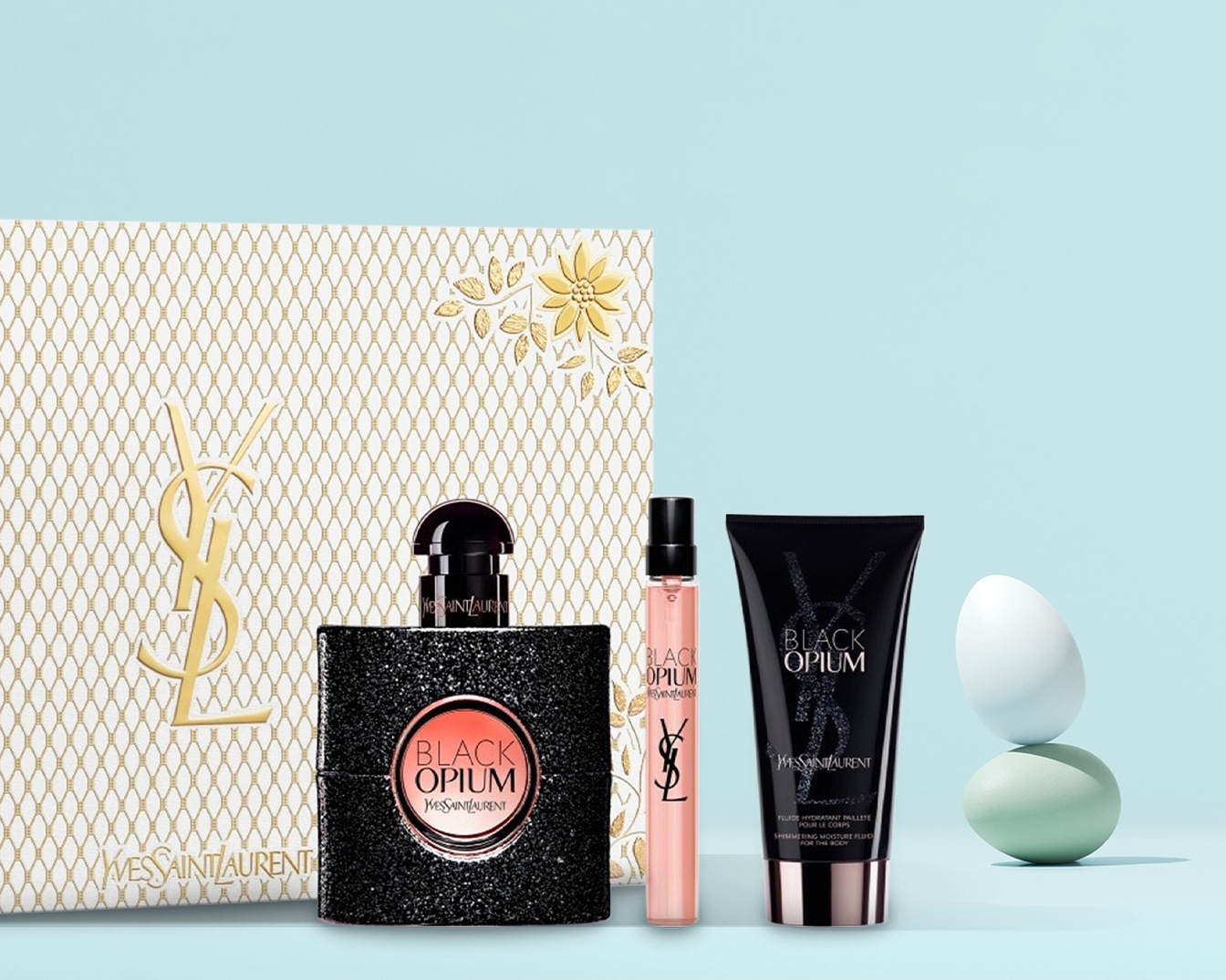 Ontdek de Yves Saint Laurent Black Opium-set, inclusief parfum, reisspray en bodylotion, gepresenteerd in een elegante geschenkverpakking met gouden accenten.
