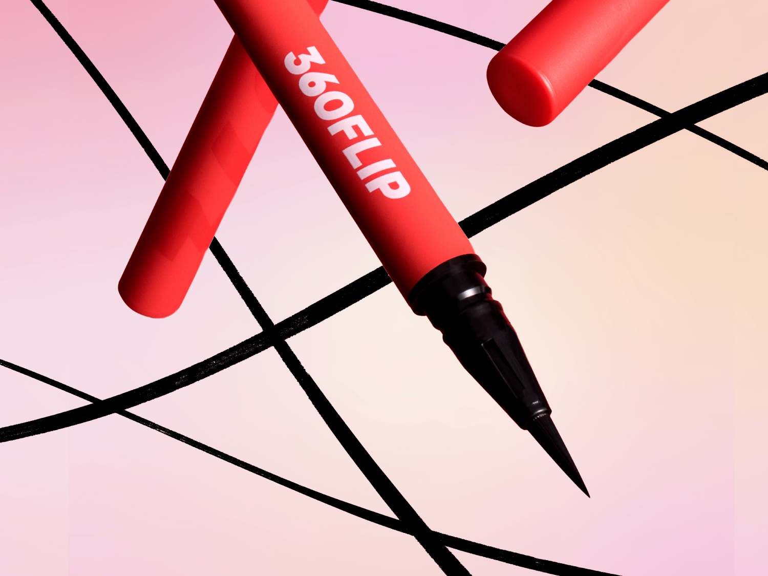 Eyeliner rosso 360FLIP con punta nera su sfondo rosa chiaro con linee nere.