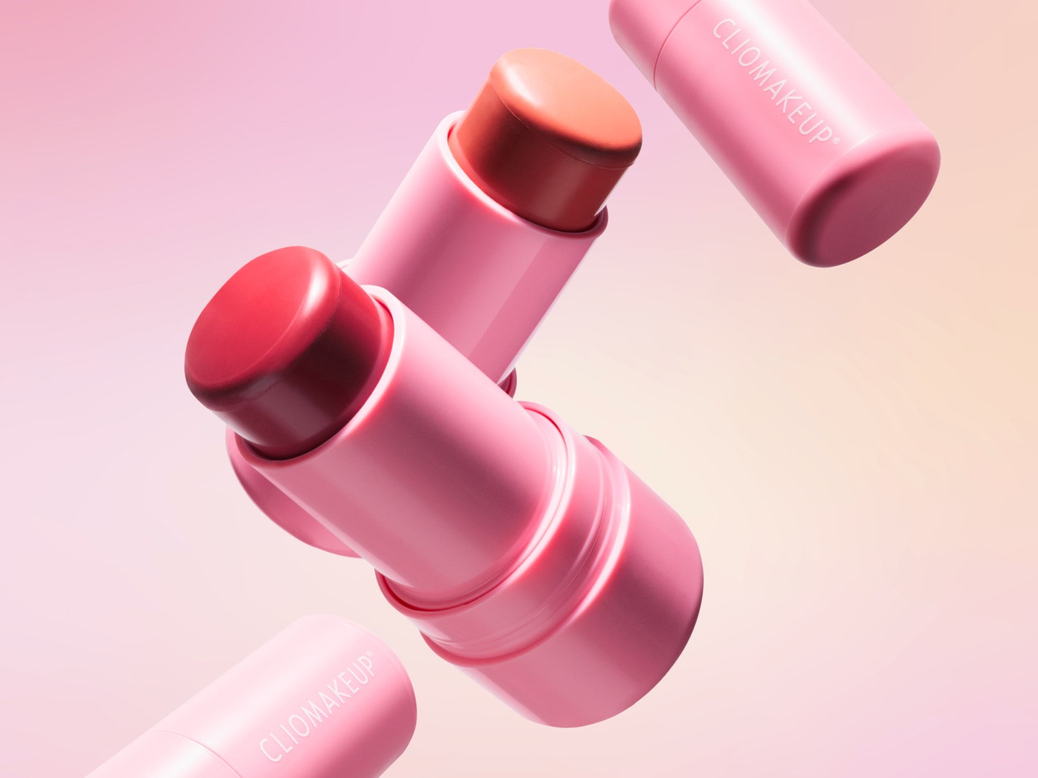 Ecco dei rossetti Clio Makeup in stick con confezione rosa, perfetti per un tocco di colore facile e veloce.