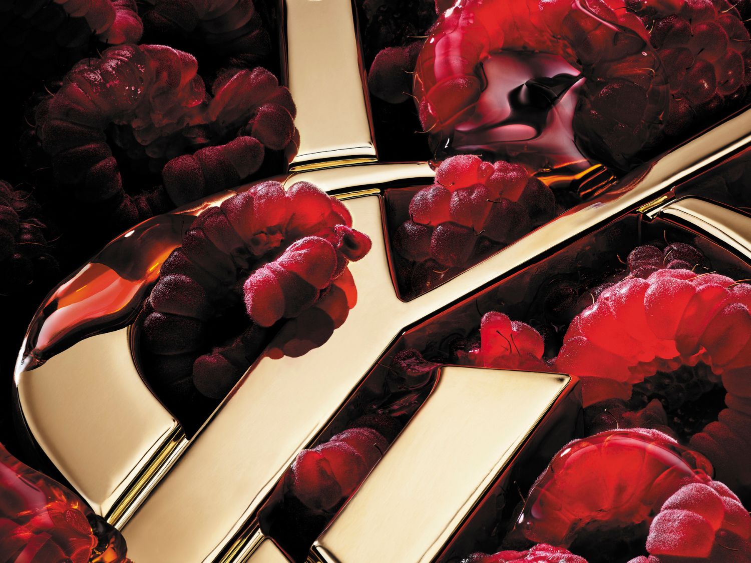 Detailný záber na zlaté logo YSL obklopené šťavnatými malinami, vytvárajúci luxusný a zmyselný vizuálny zážitok.