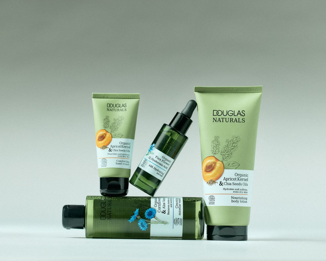 Řada pleťové kosmetiky Douglas Naturals v zelených obalech s meruňkovým a chia olejem, lněným květem a kyselinou hyaluronovou a chrpkou a aloe vera pro hydrataci a zklidnění pleti.