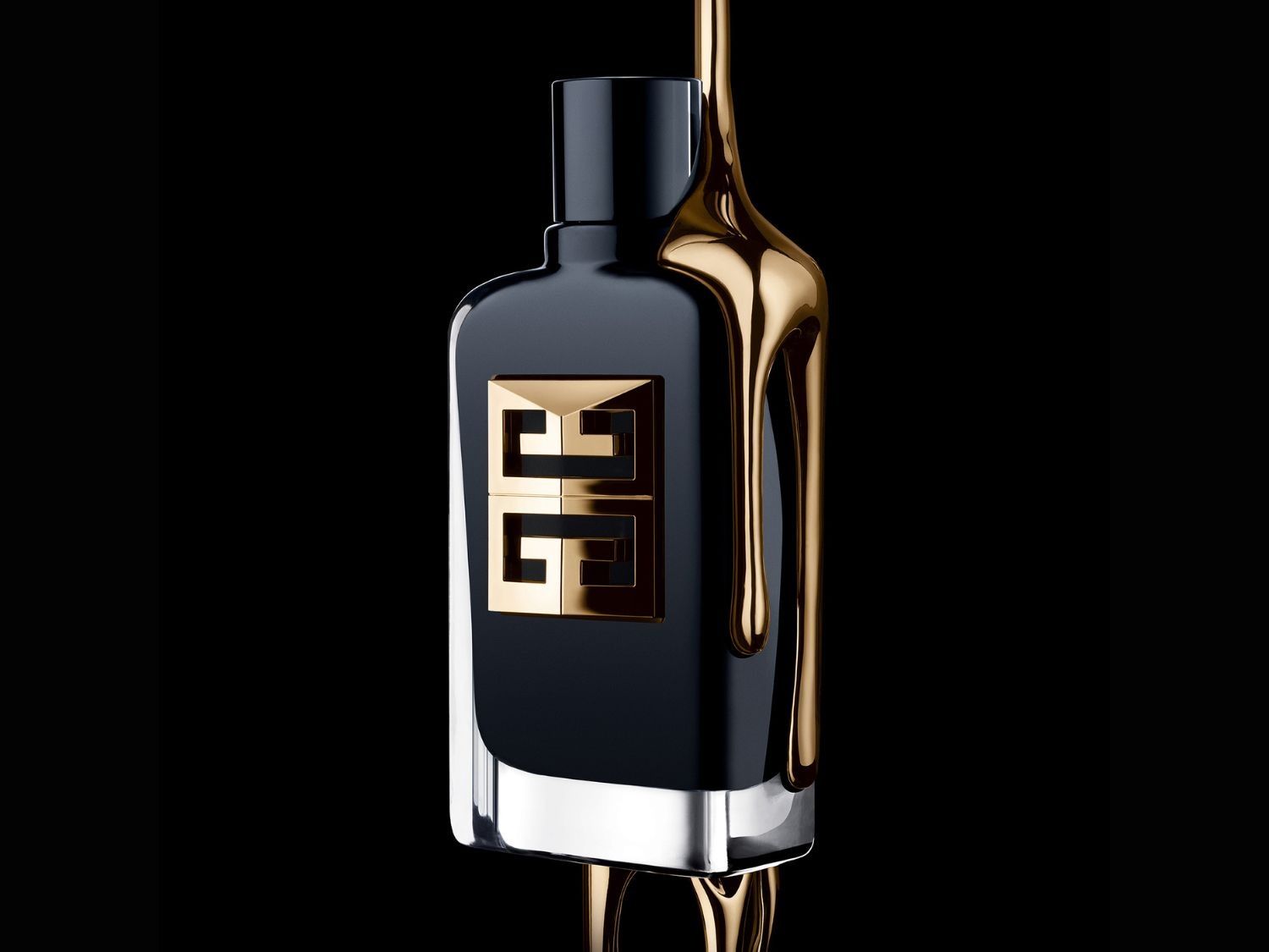 Flacon de parfum noir élégant avec un logo doré distinctif et des accents dorés liquides, évoquant le luxe et le raffinement.