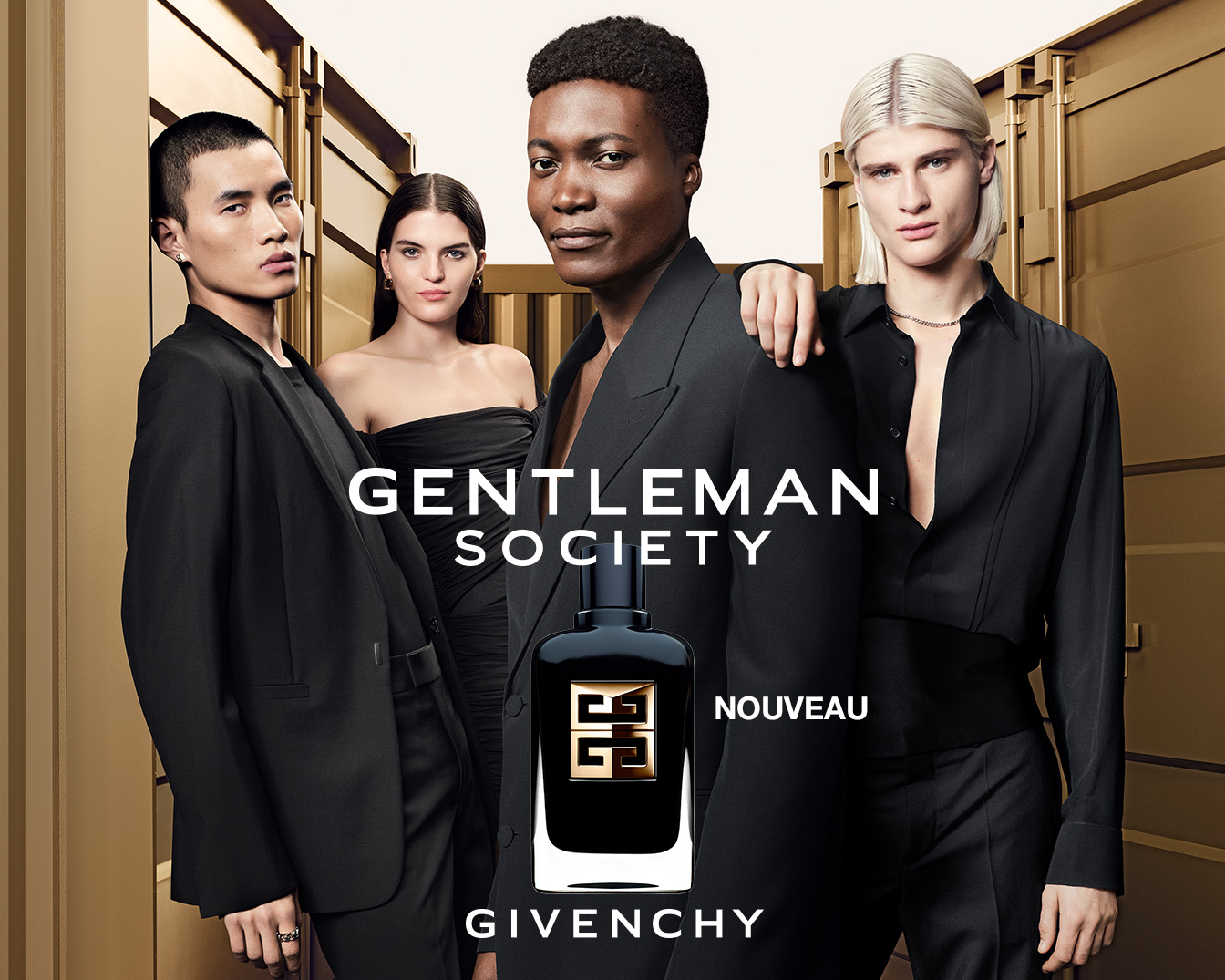 Découvrez Gentleman Society de Givenchy, un parfum NOUVEAU présenté avec élégance par un groupe de modèles chics.