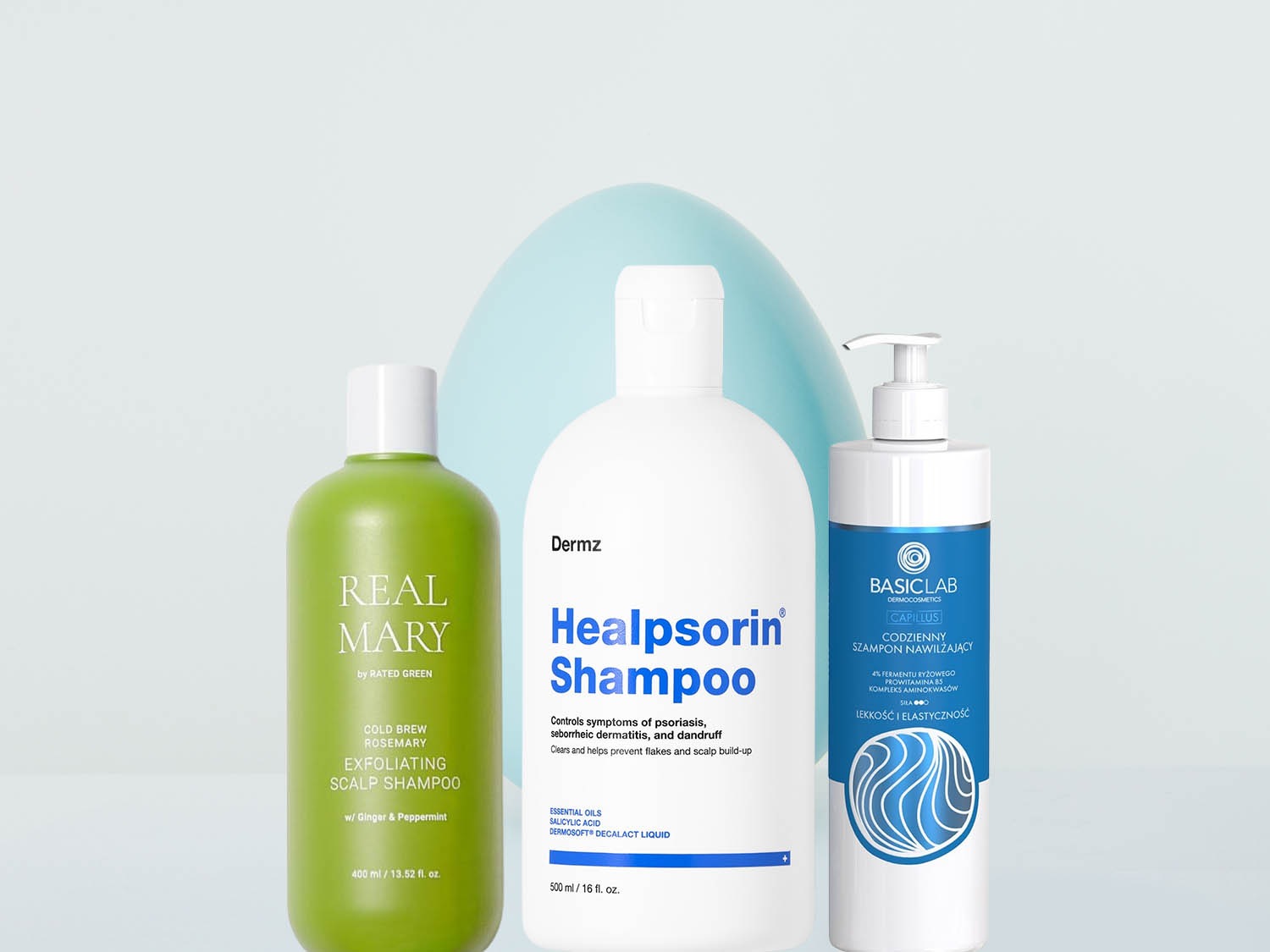 Trzy butelki szamponów do włosów: Real Mary z rozmarynem, Dermz Healpsorin na łuszczycę i BasicLab Capillus do codziennego nawilżania.