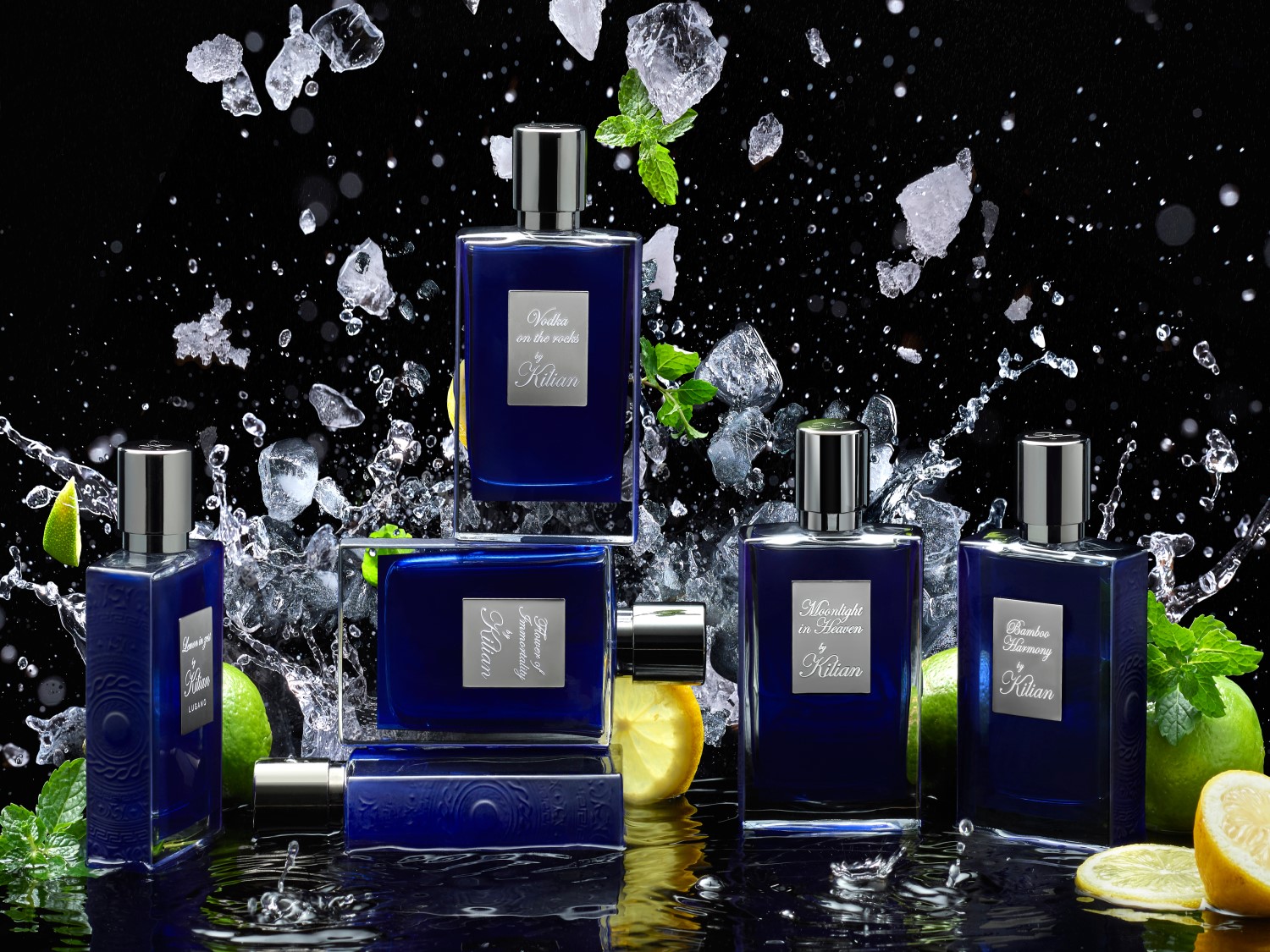 Na czarnym tle, w otoczeniu lodu i cytrusów, prezentuje się kolekcja granatowych flakonów Kilian, każdy z srebrnym korkiem i nazwą zapachu: Vodka on the Rocks, Flower of Immortality, Moonlight in Heaven i Bamboo Harmony.