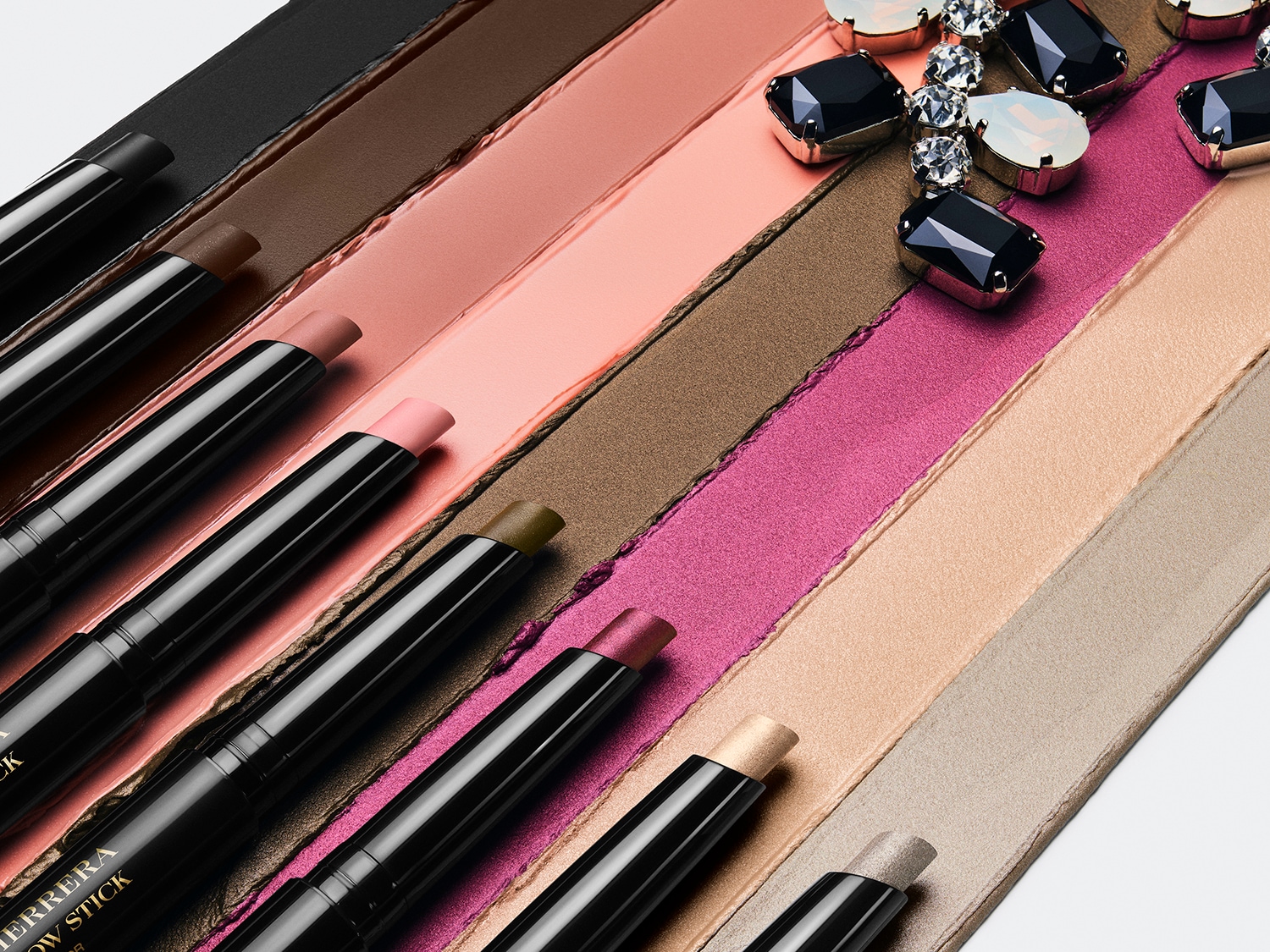 Entdecke die Carolina Herrera Lidschattenstifte in verschiedenen Farbtönen, von sanften Nude-Tönen bis hin zu kräftigen Farben, perfekt für jeden Look.