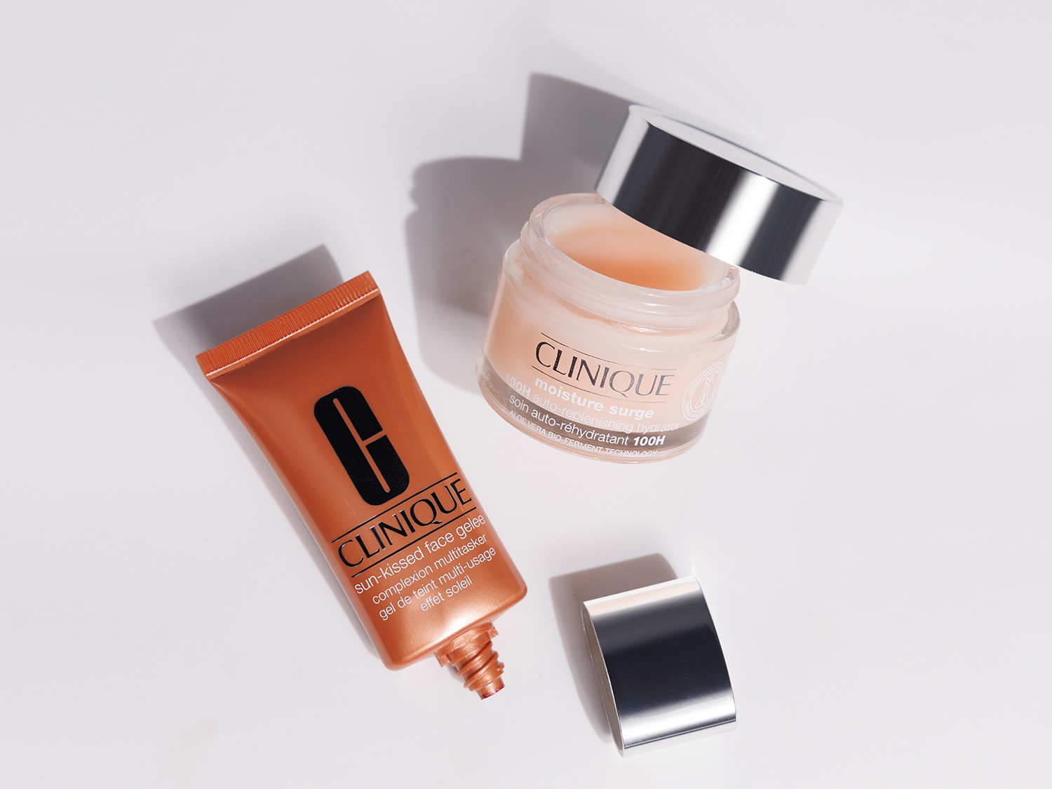 Ecco il gel viso autoabbronzante e la crema idratante Moisture Surge di Clinique, perfetti per una pelle radiosa e idratata.