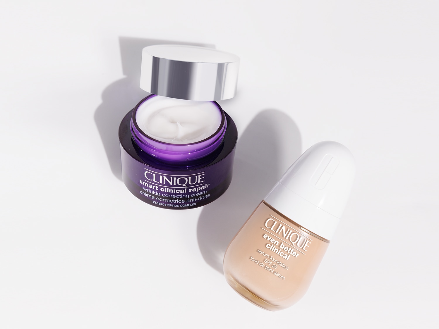 Ecco Clinique Smart Clinical Repair, crema correttiva antirughe in confezione viola e Even Better Clinical, fondotinta siero SPF 20 in flacone beige.