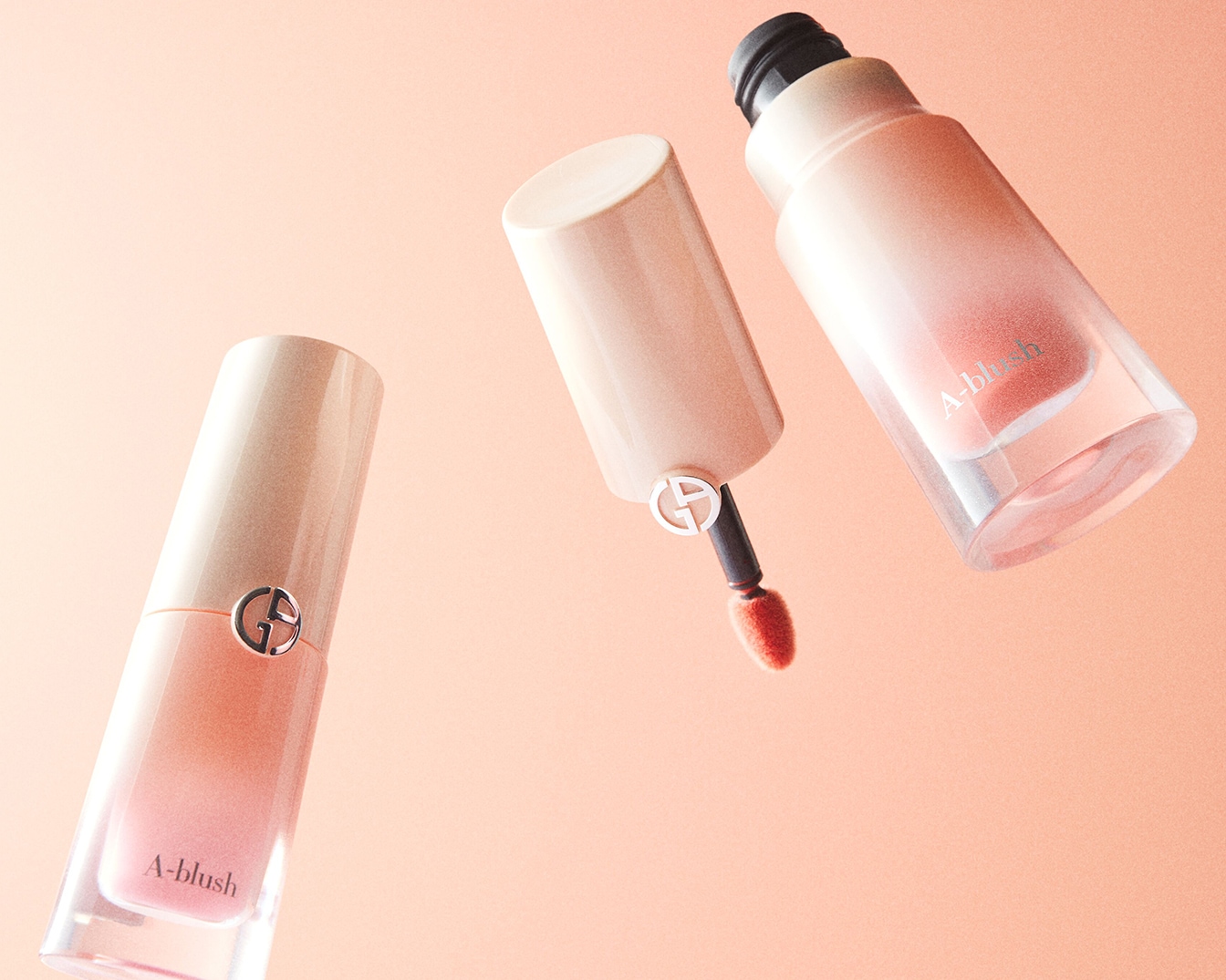 Découvrez A-blush de Giorgio Armani, un blush liquide dans un flacon transparent avec un applicateur, offrant une touche de couleur pêche pour un éclat naturel.